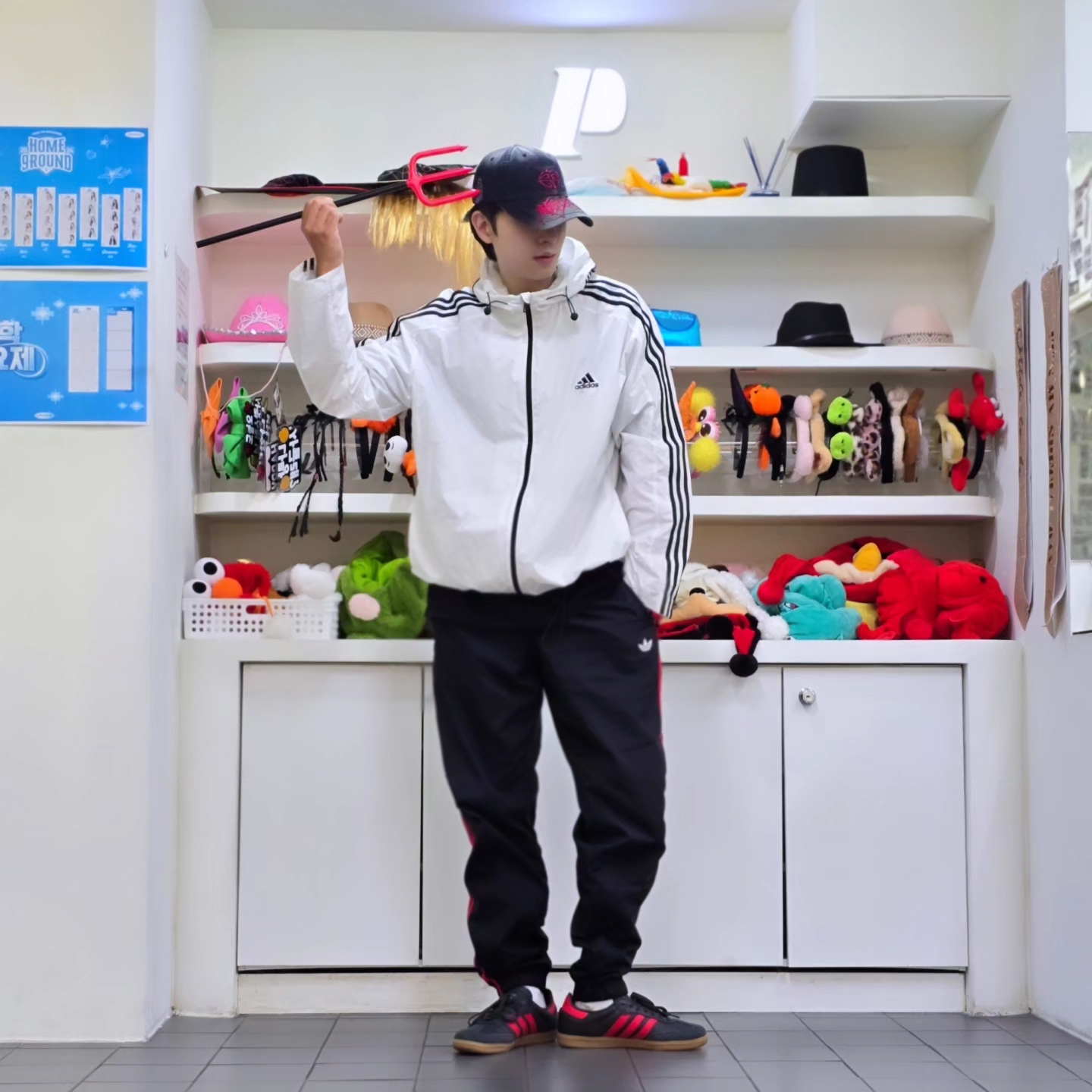 Adidas Essential 3S Woven Windbreaker Jacket White - KR Sizing, Adidas Samba OG Carbon Better Scarlet 착용 스타일 - 4