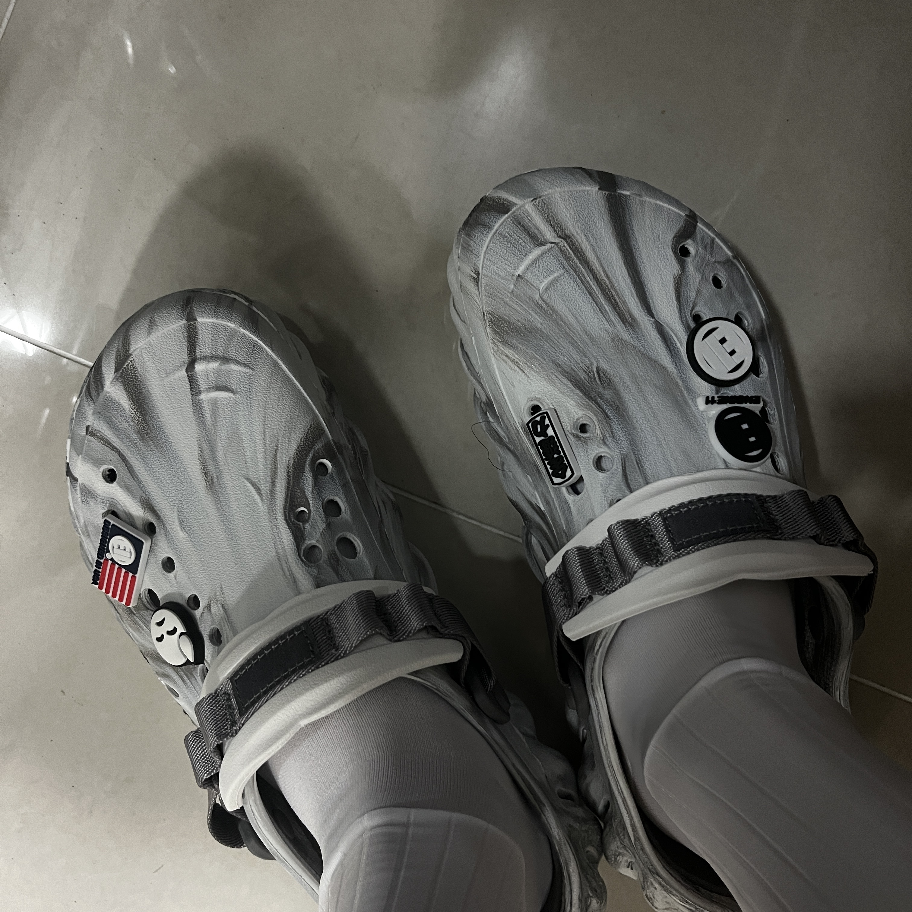 Crocs Echo Marbled Clog Moonlight Multi 착용 스타일