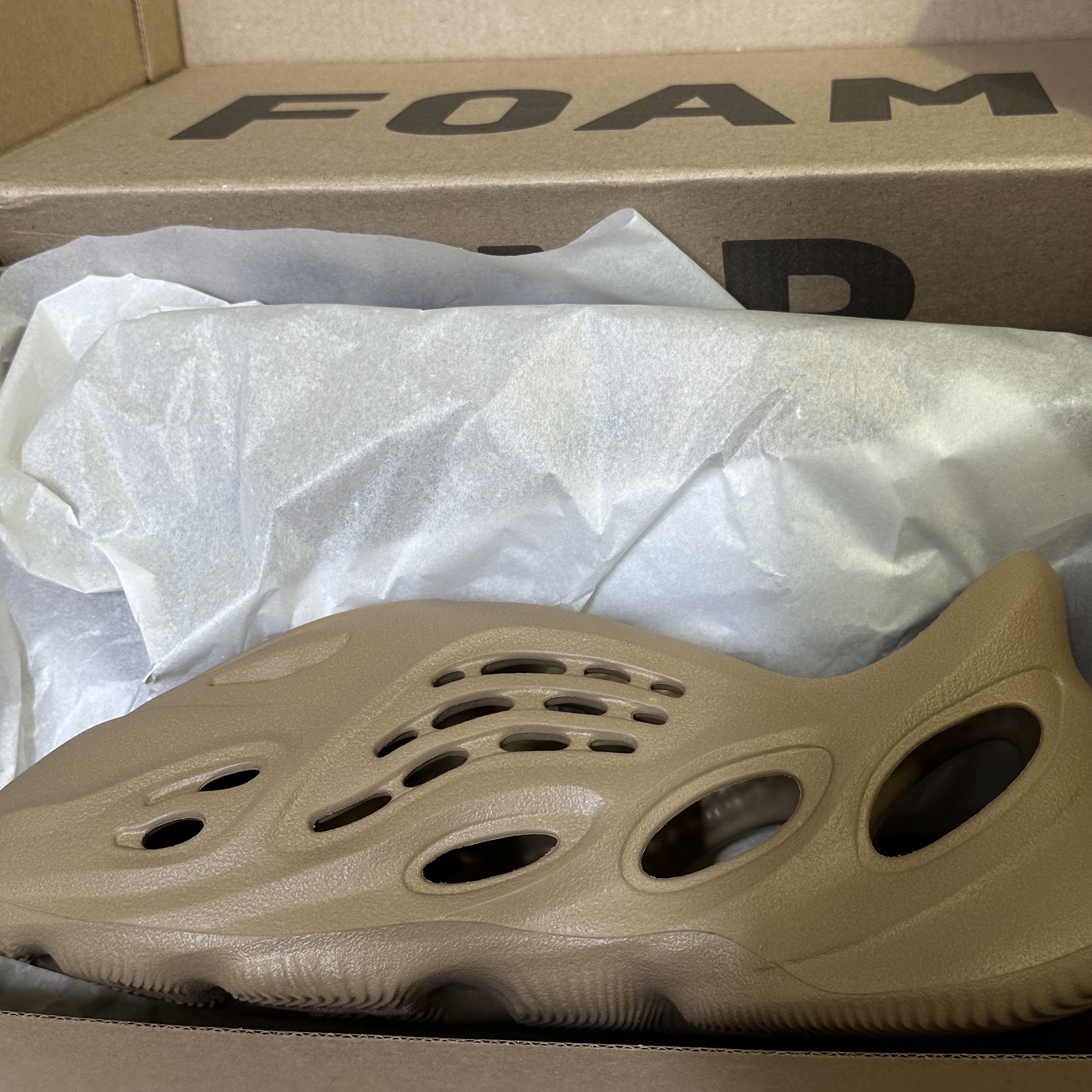 Adidas Yeezy Foam RNNR Clay Taupe 착용 스타일