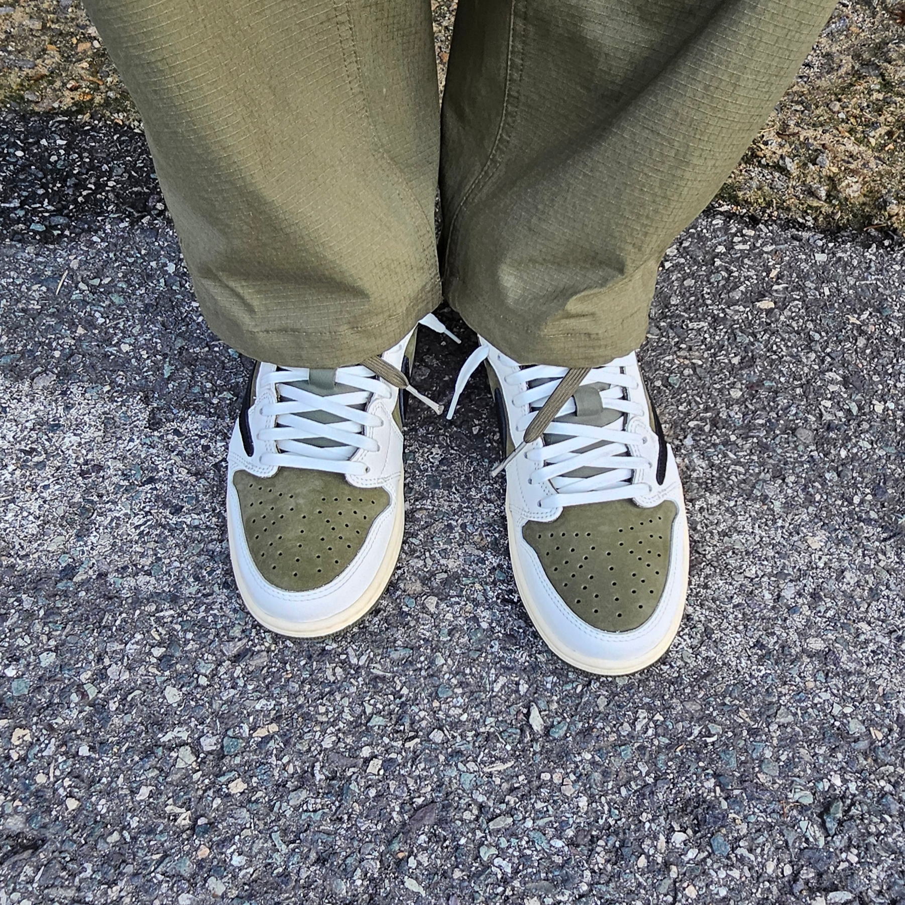 Jordan 1 x Travis Scott Retro Low OG SP Reverse Olive, Nike SB Kearny Skate Cargo Pants Medium Olive - Asia 착용 스타일 - 5