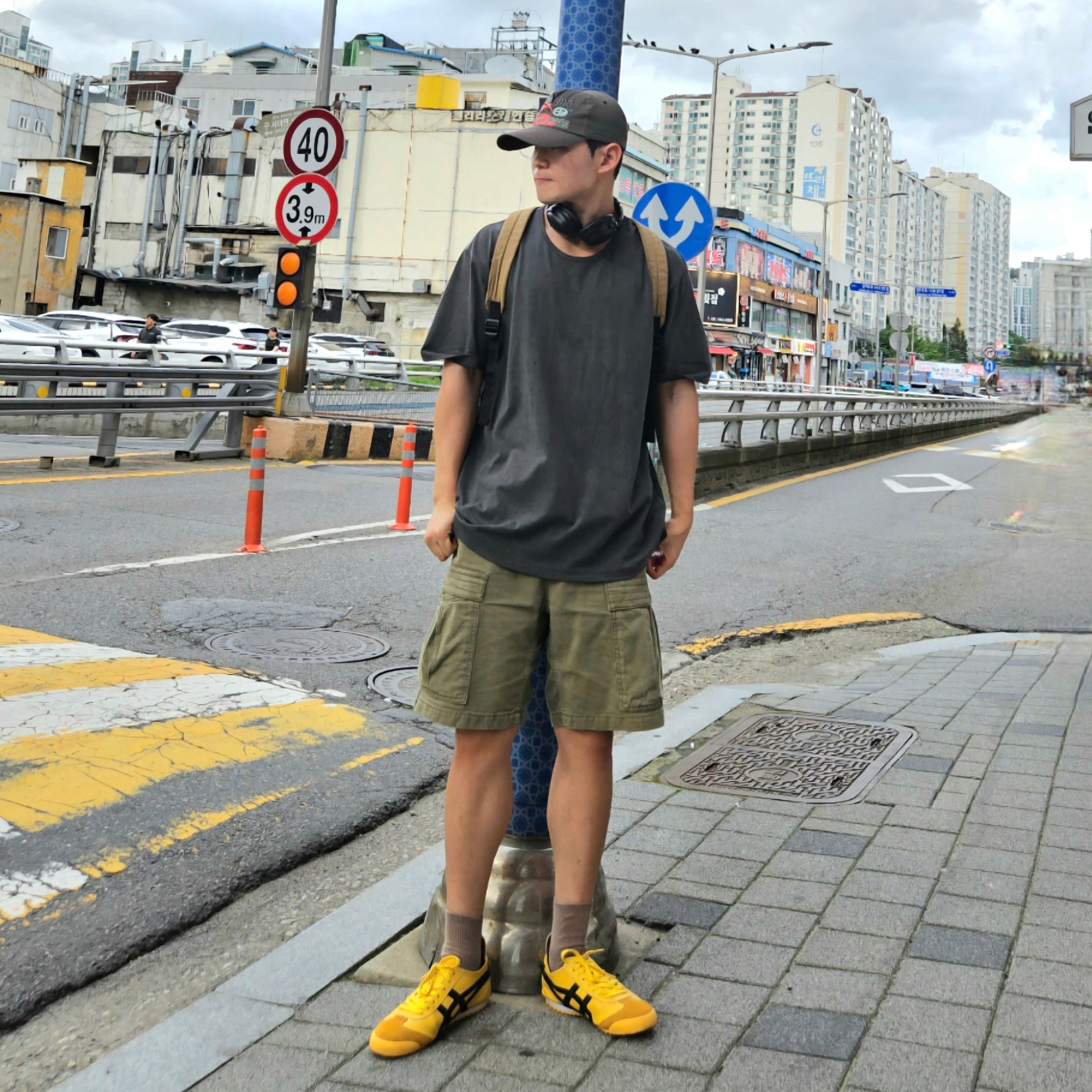 Onitsuka Tiger Mexico 66 Yellow Black 착용 스타일 - 1
