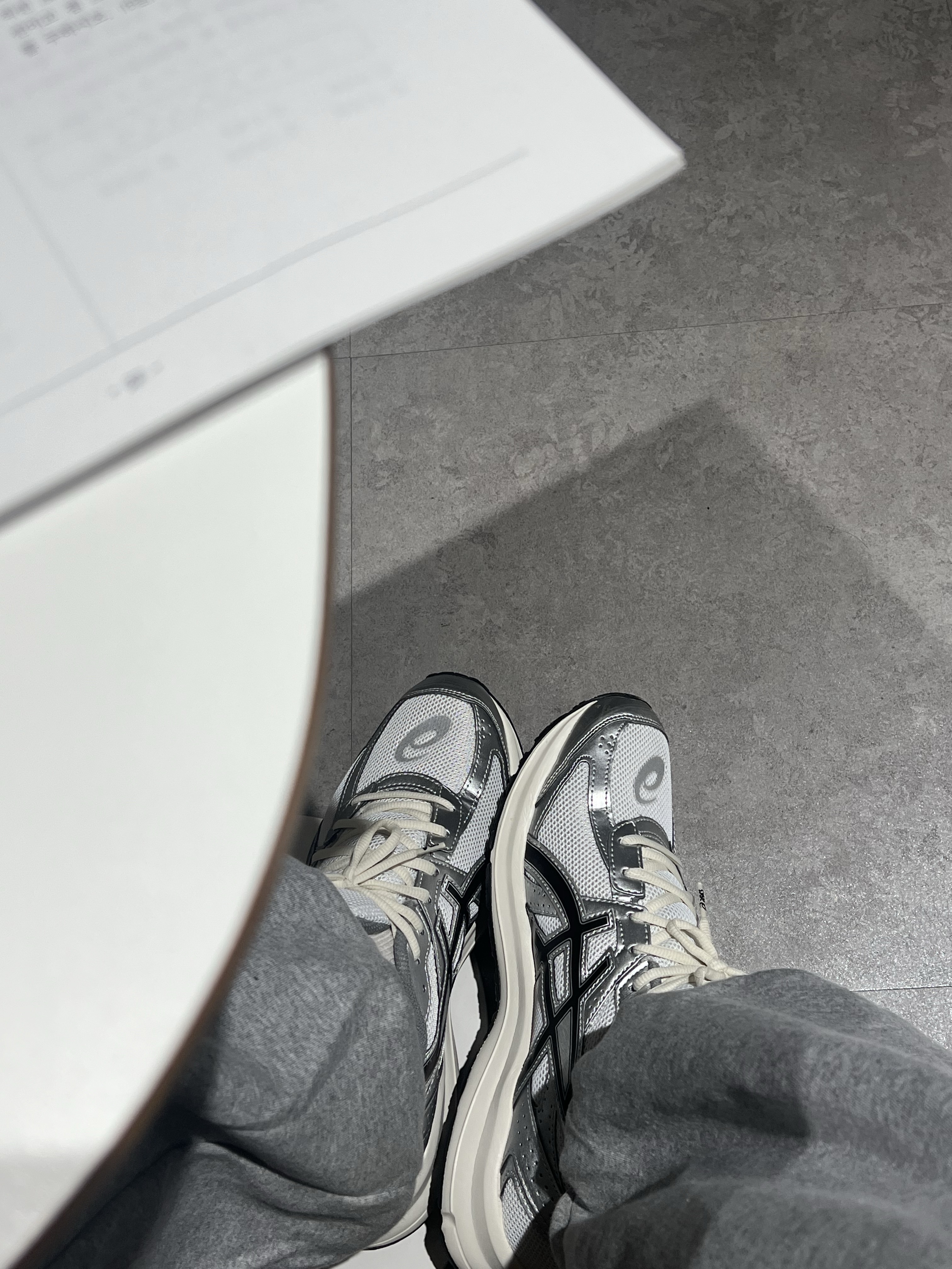 Asics Jog 100 S White Black - 2E Wide 착용 스타일