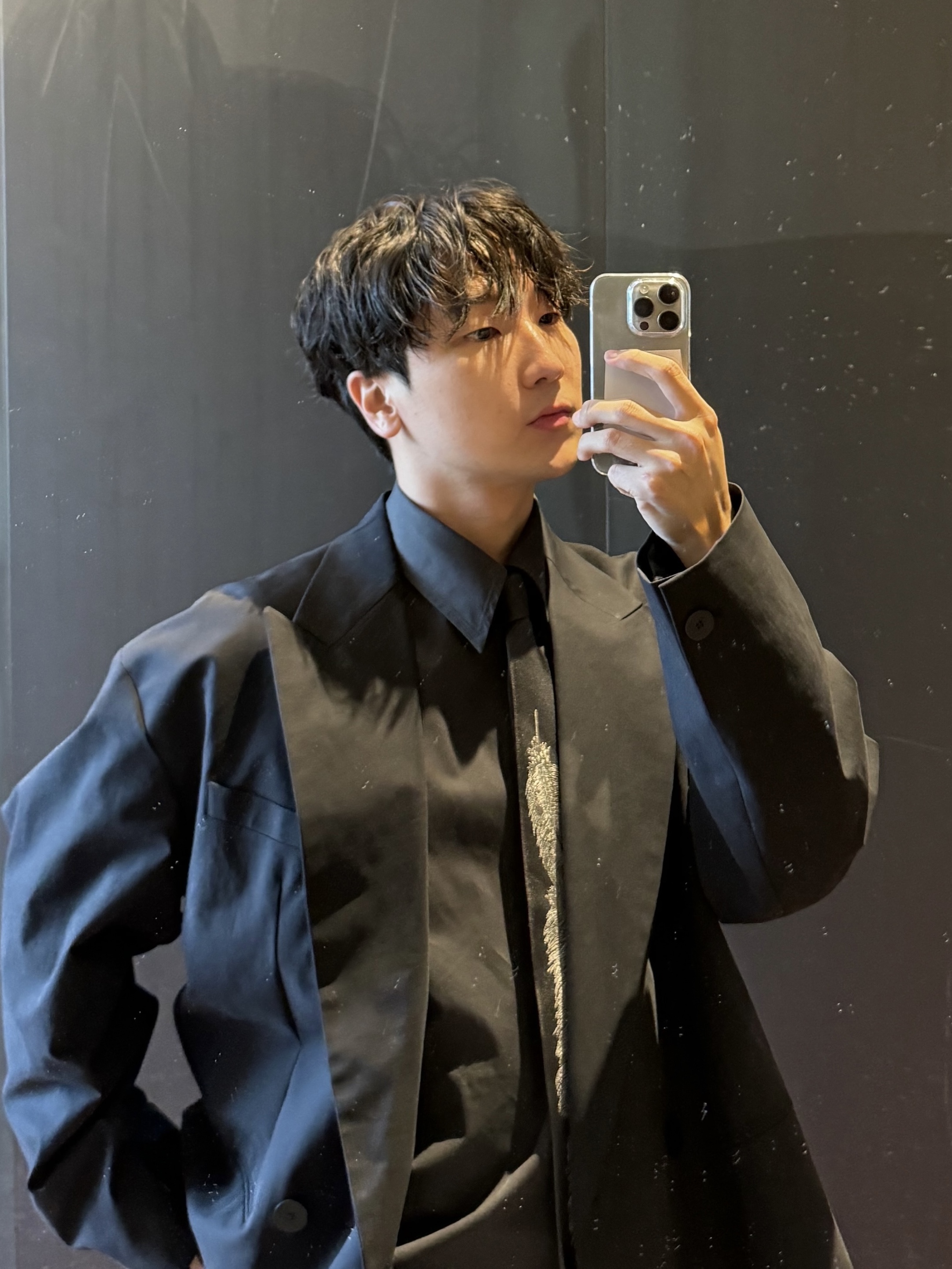 Kapital Silk Twill Feather Tie Black 착용 스타일