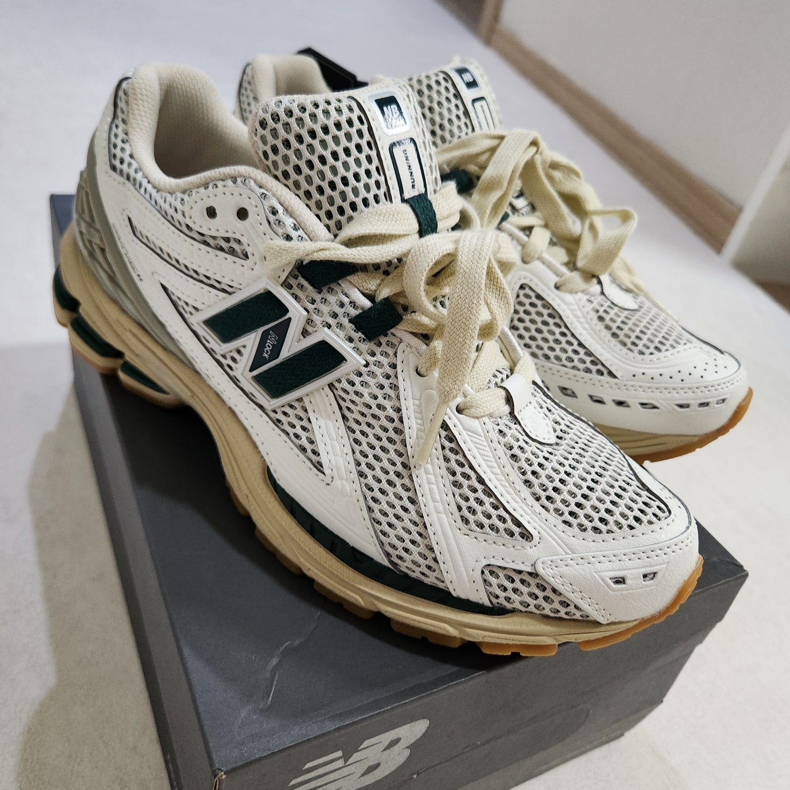 New Balance 1906R Silver Green 착용 스타일