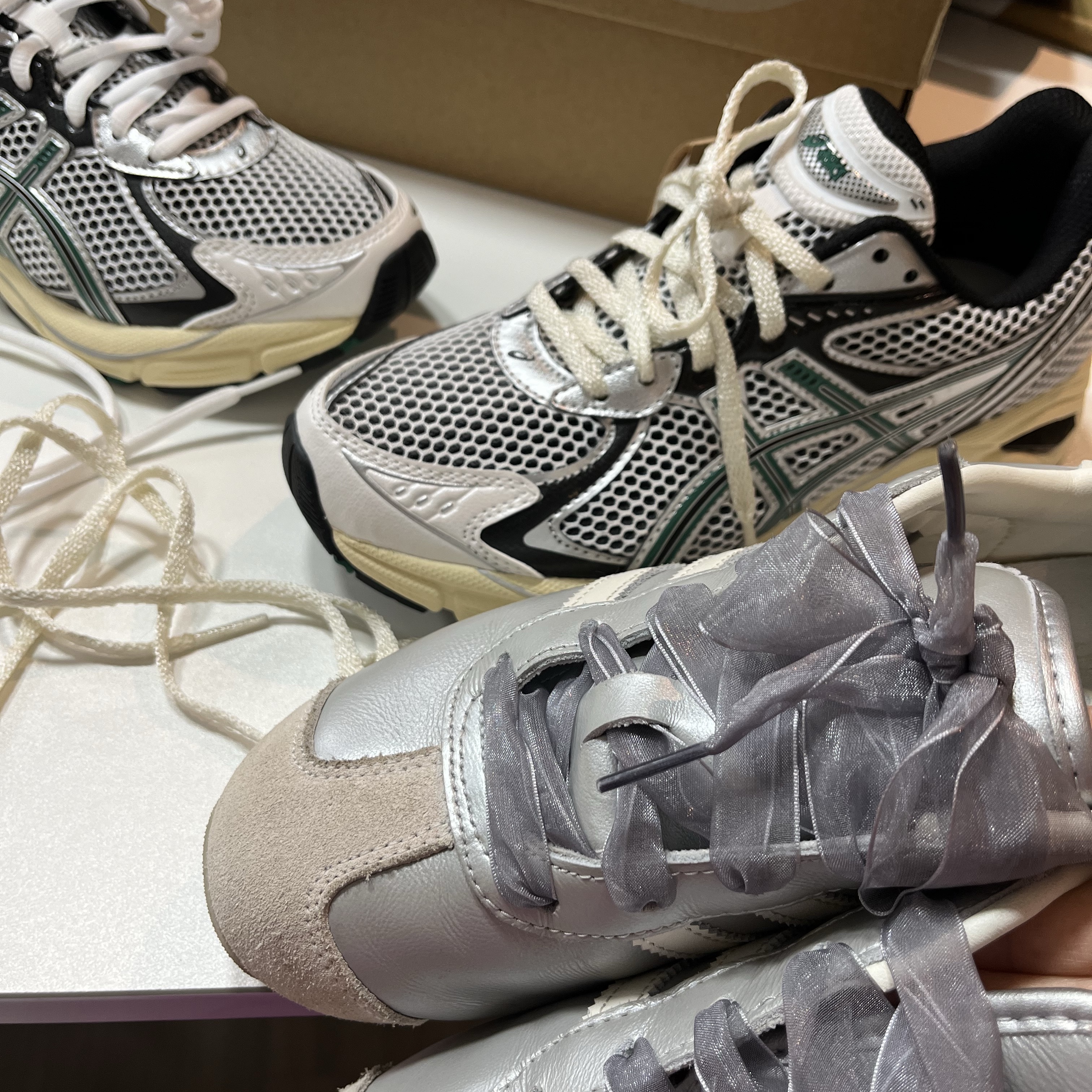 Asics GT-2160 White Jasper Green, Adidas Country II SMU Silver Cream 착용 스타일 - 3