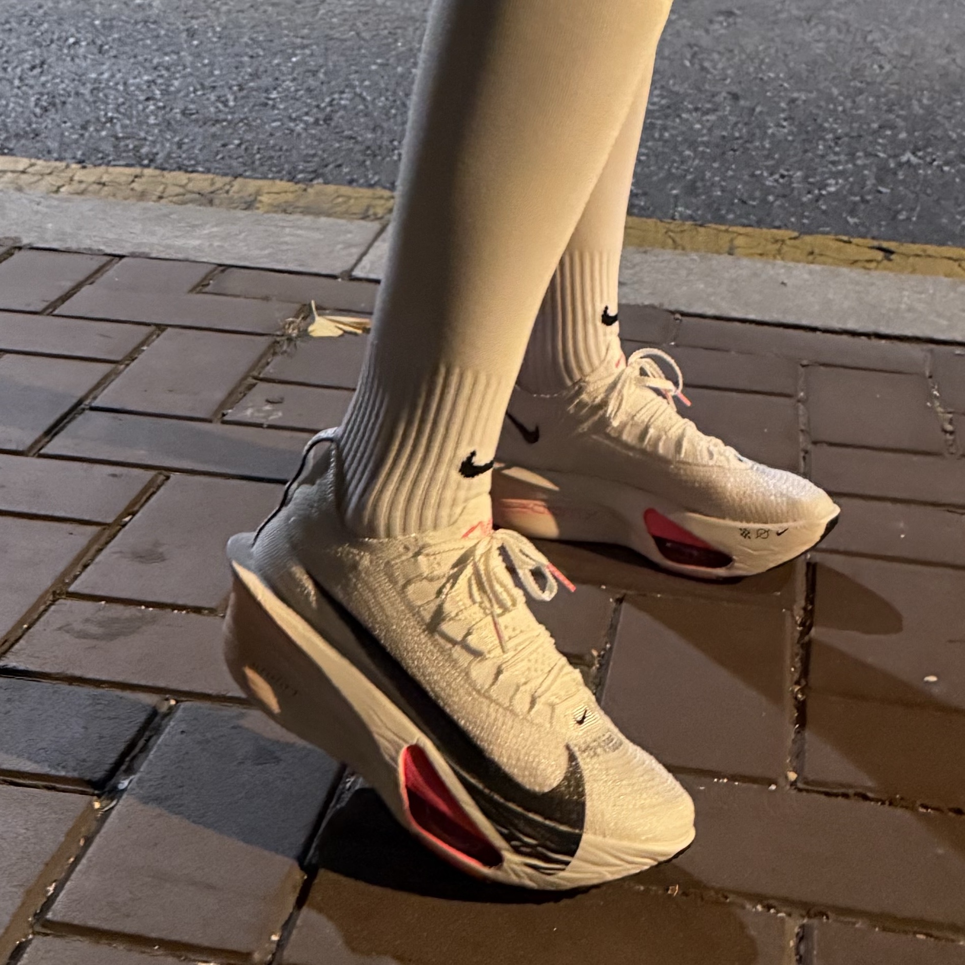 (W) Nike Air Zoom Alphafly Next% 3 Sail Crimson Tint 착용 스타일 - 2
