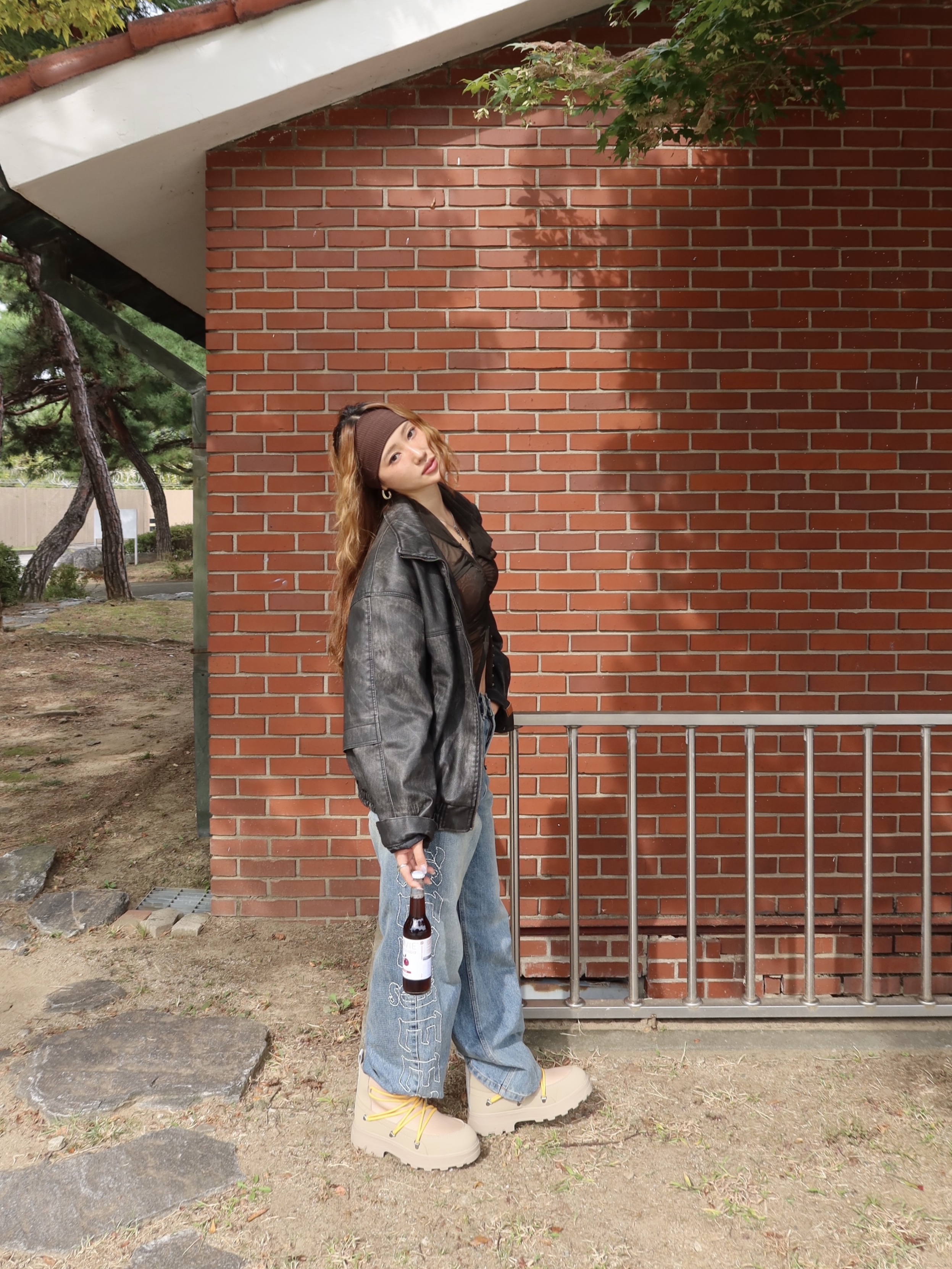 (W) Leey Strap Stitch Boots Cut Pants Black, (W) Bohemian Seoul Shirring Halter Warmer T-Shirt Khaki Brown 착용 스타일 - 5