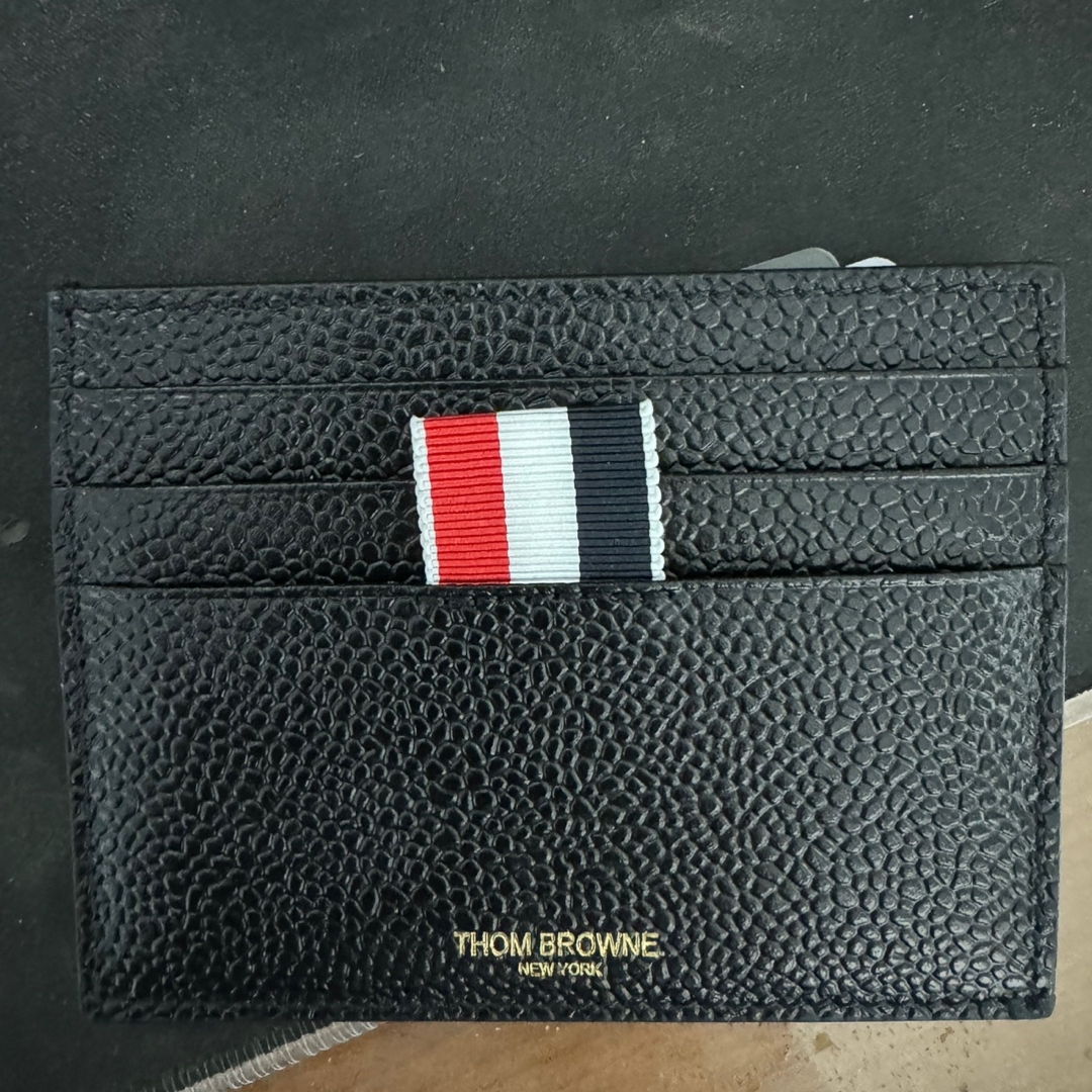 Thom Browne Pebble Grain Leather Stripe Note Compartment Card Holder Black 착용 스타일 - 1