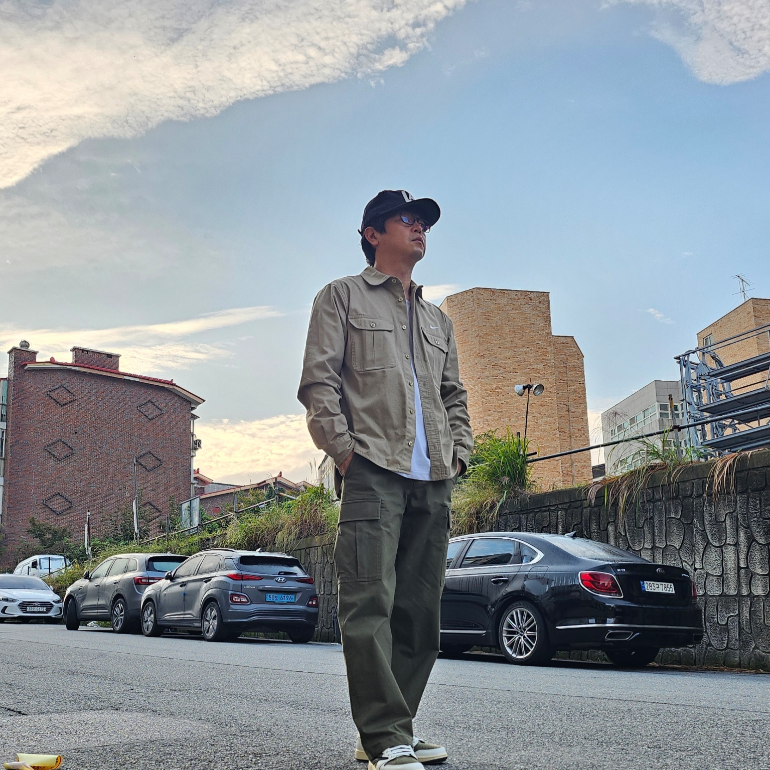 Jordan 1 x Travis Scott Retro Low OG SP Reverse Olive, Nike SB Kearny Skate Cargo Pants Medium Olive - Asia 착용 스타일 - 1