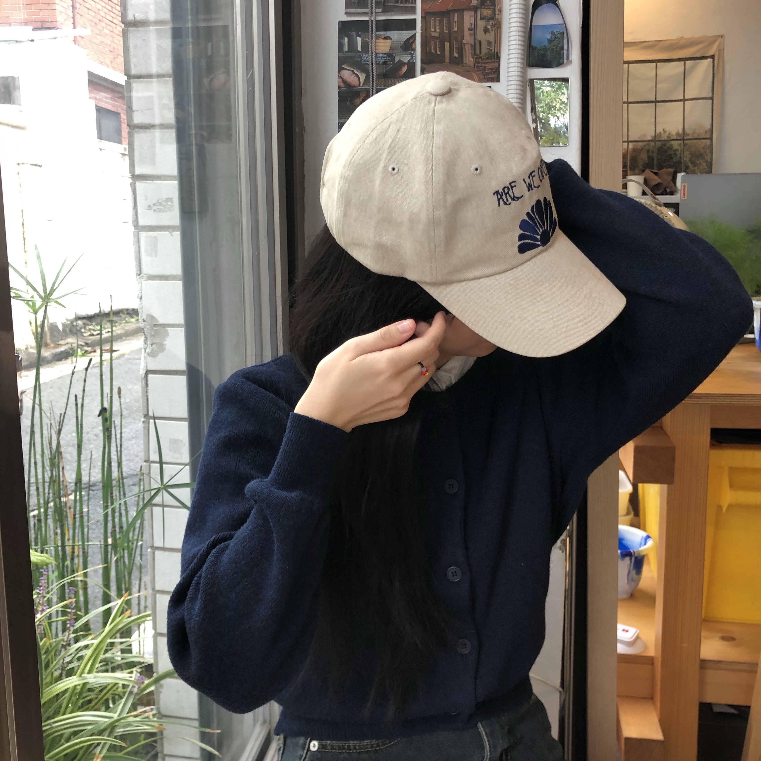 DVAN Daisy Rise Emb Ball Cap Beige 착용 스타일 - 3