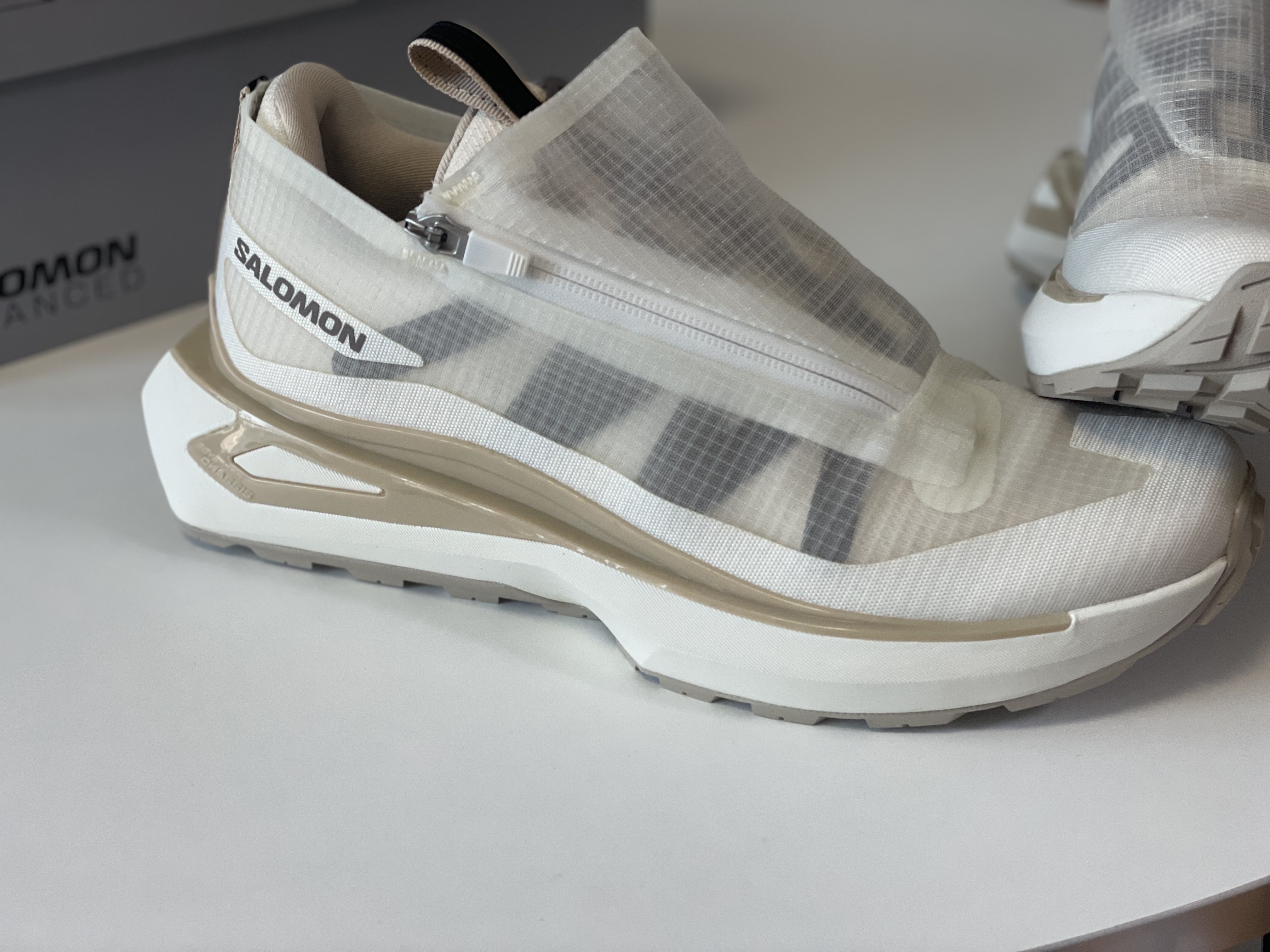 Salomon Odyssey ELMT Advanced Clear Vanilla Ice Bleached Sand, Salomon Odyssey ELMT Advanced Black Pewter 착용 스타일 - 3