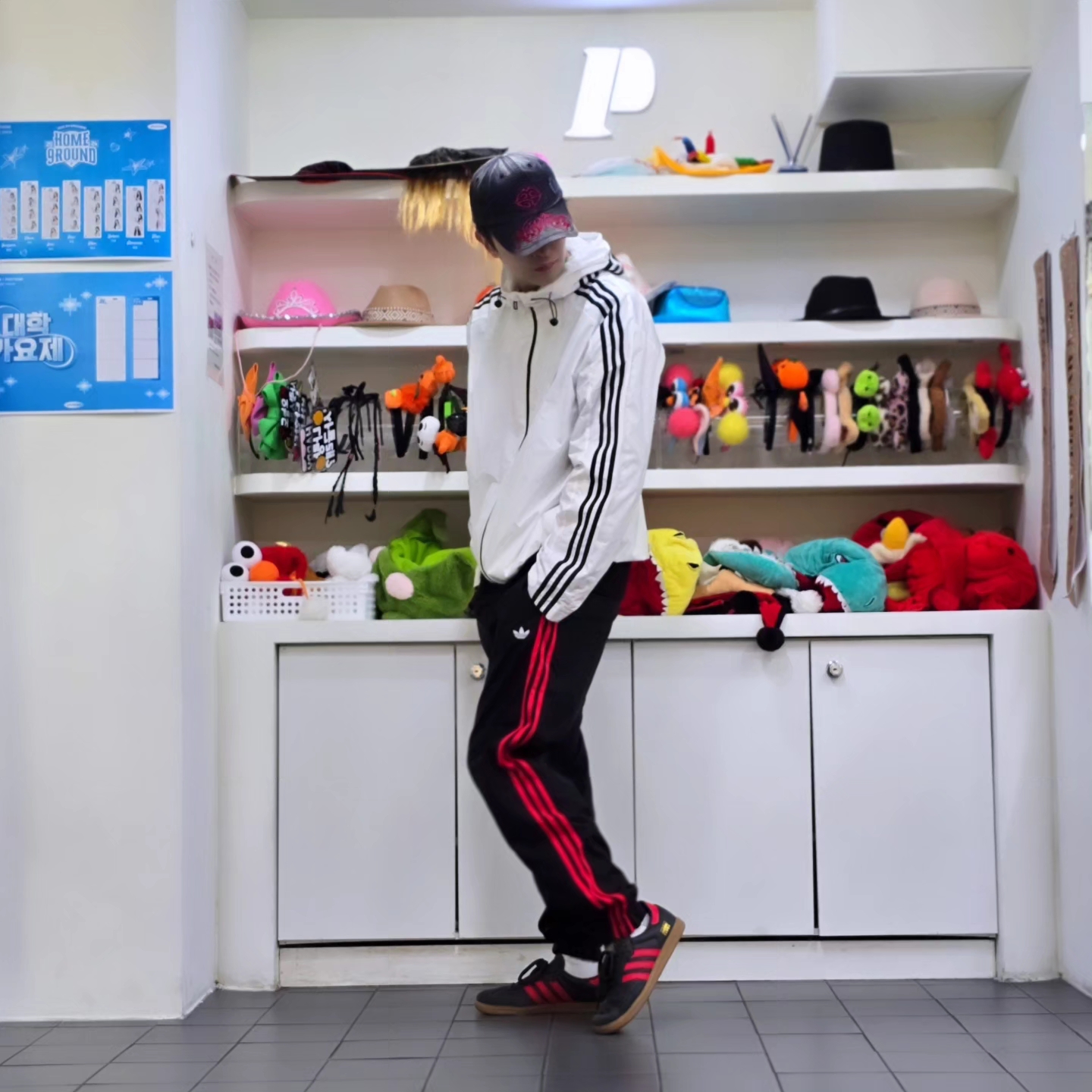 Adidas Essential 3S Woven Windbreaker Jacket White - KR Sizing, Adidas Samba OG Carbon Better Scarlet 착용 스타일 - 8