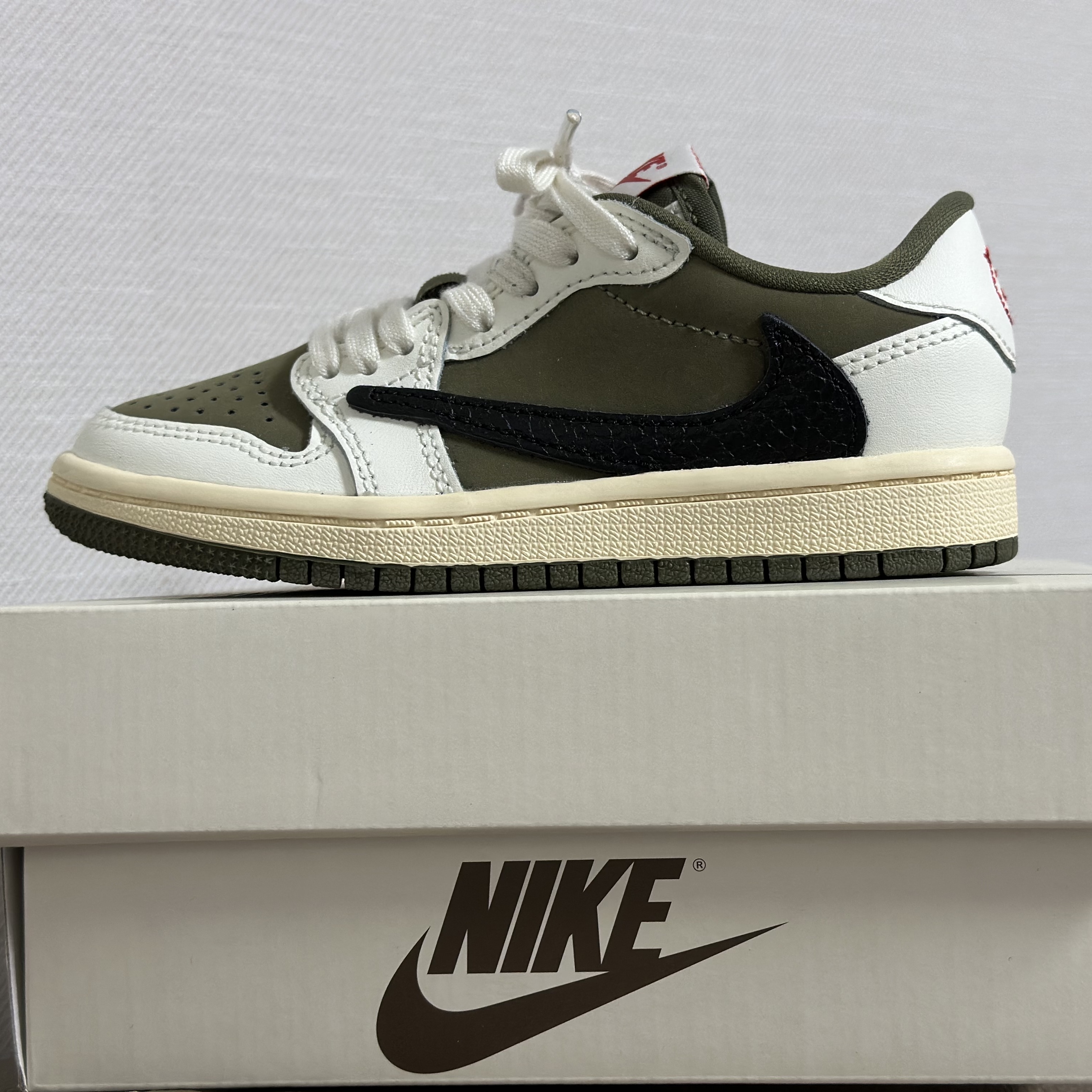 (PS) Jordan 1 x Travis Scott Retro Low OG SP Reverse Olive 착용 스타일 - 4
