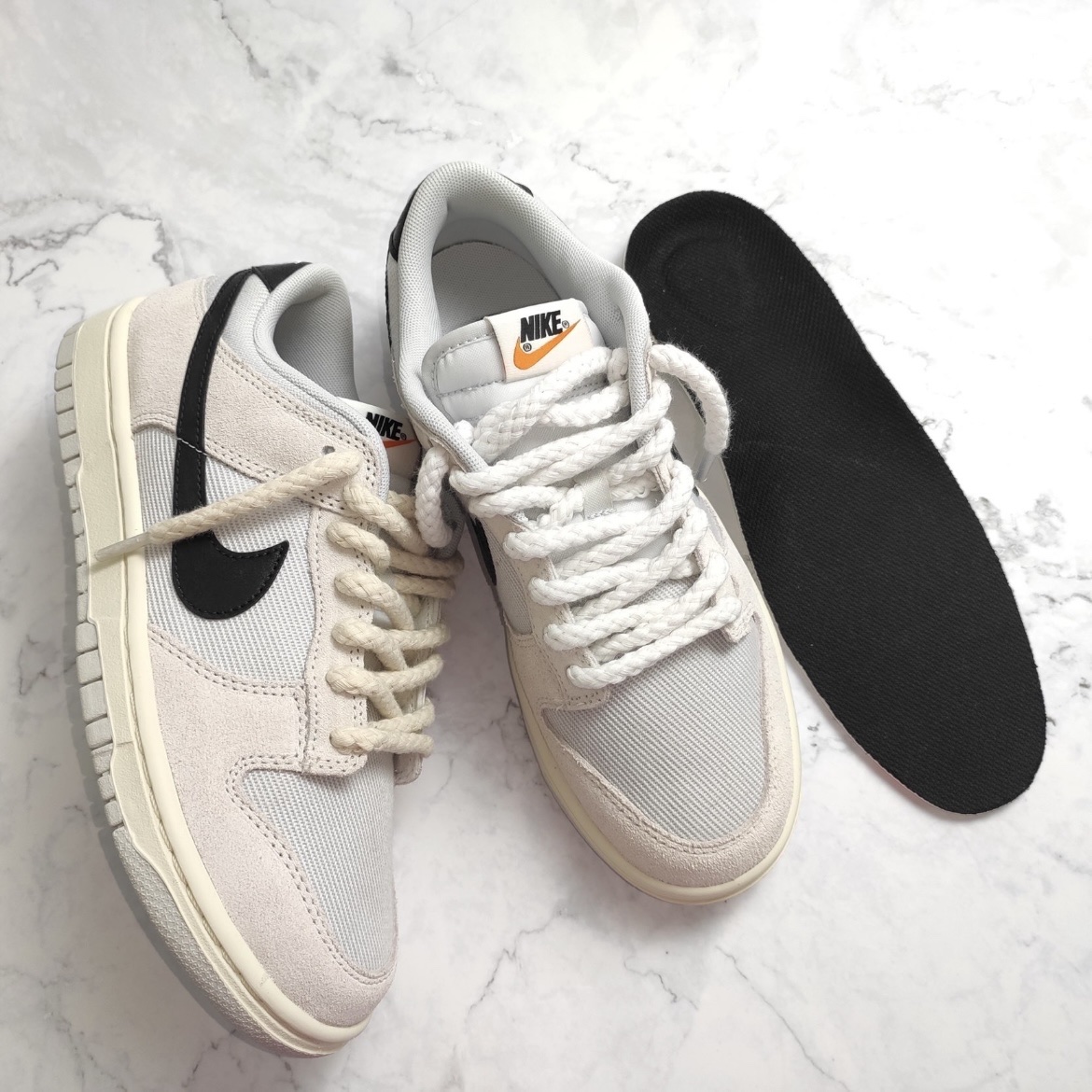 Nike Dunk Low SE Photon Dust and Summit White 착용 스타일 - 1
