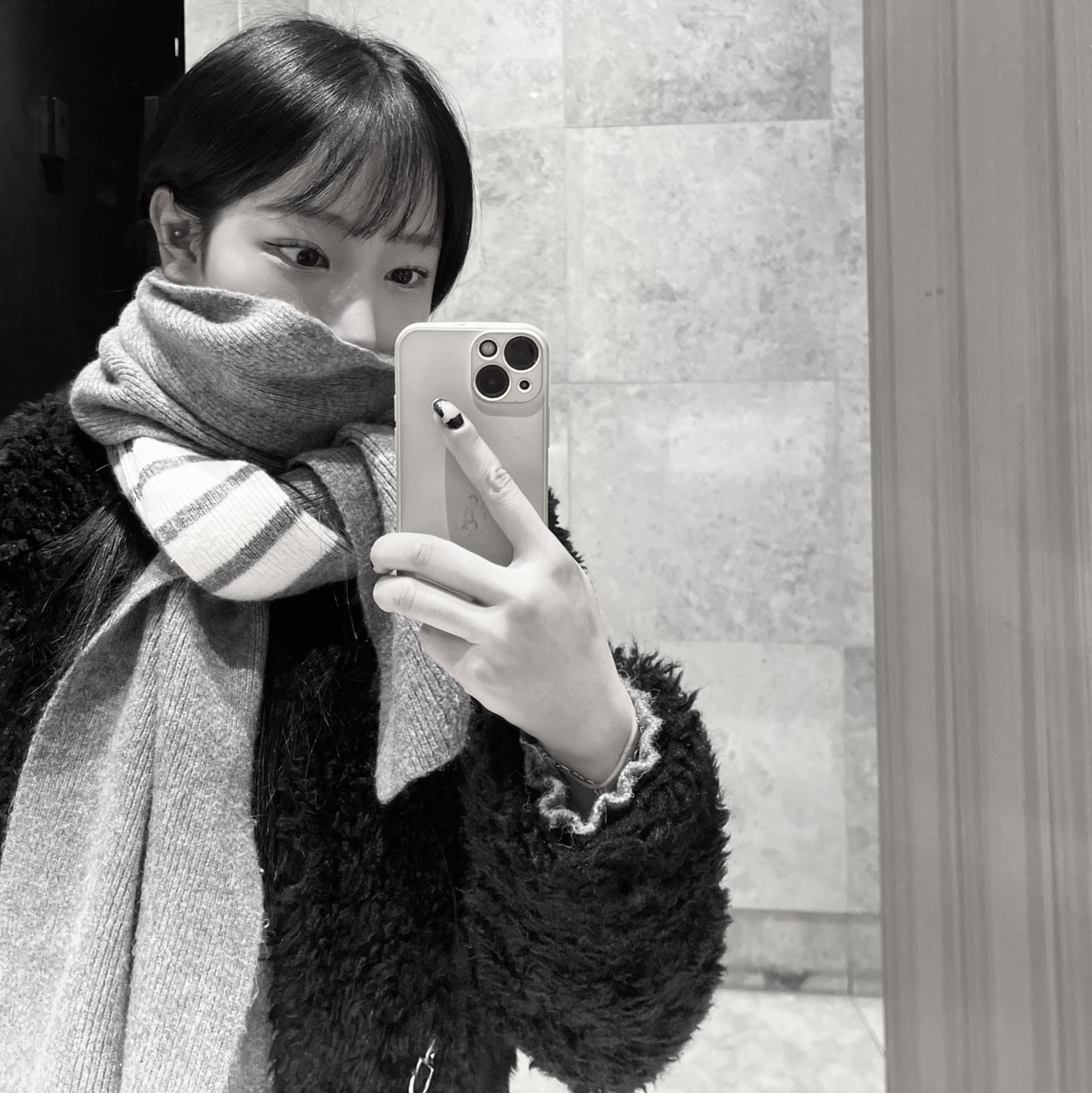 Maison Margiela Glam Slam Hobo Small Black, Thom Browne Full Needle Rib Knit Cashmere 4-Bar Stripe Scarf Light Grey 착용 스타일 - 3