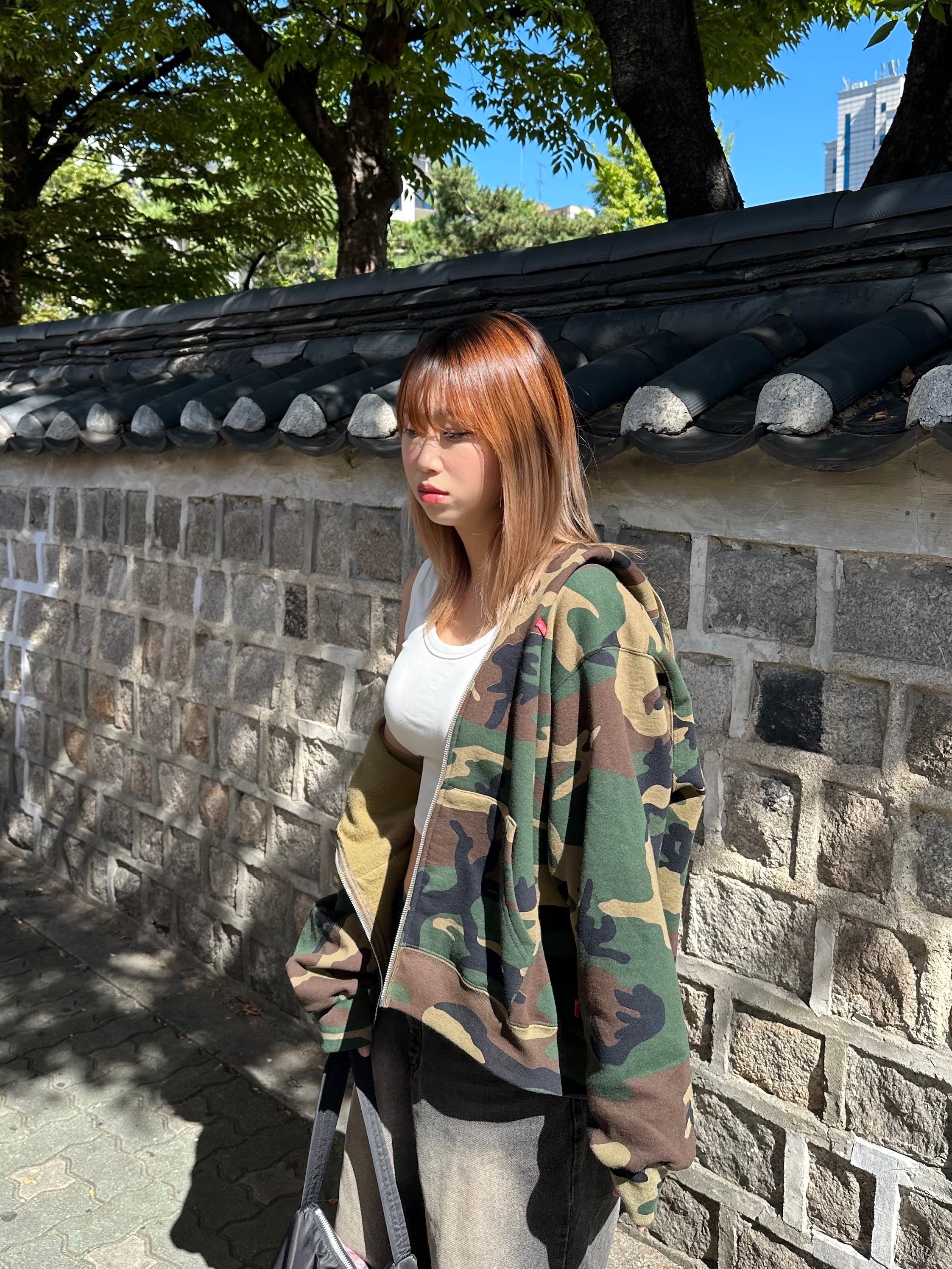 Supreme Small Box Zip Up Hooded Sweatshirt Woodland Camo - 24FW, Nike x Supreme Air Force 1 Low Flax 착용 스타일 - 1