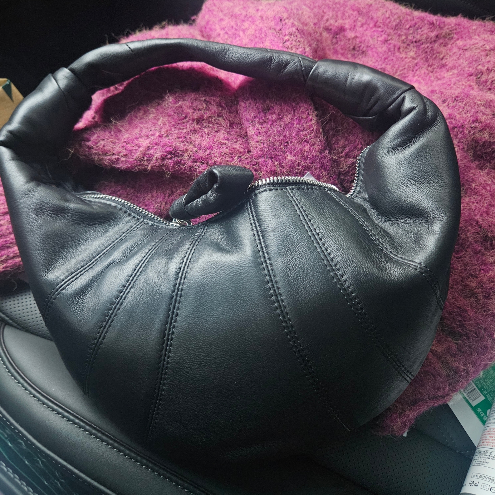 Lemaire Mini Fortune Croissant Bag Soft Nappa Leather Black 착용 스타일