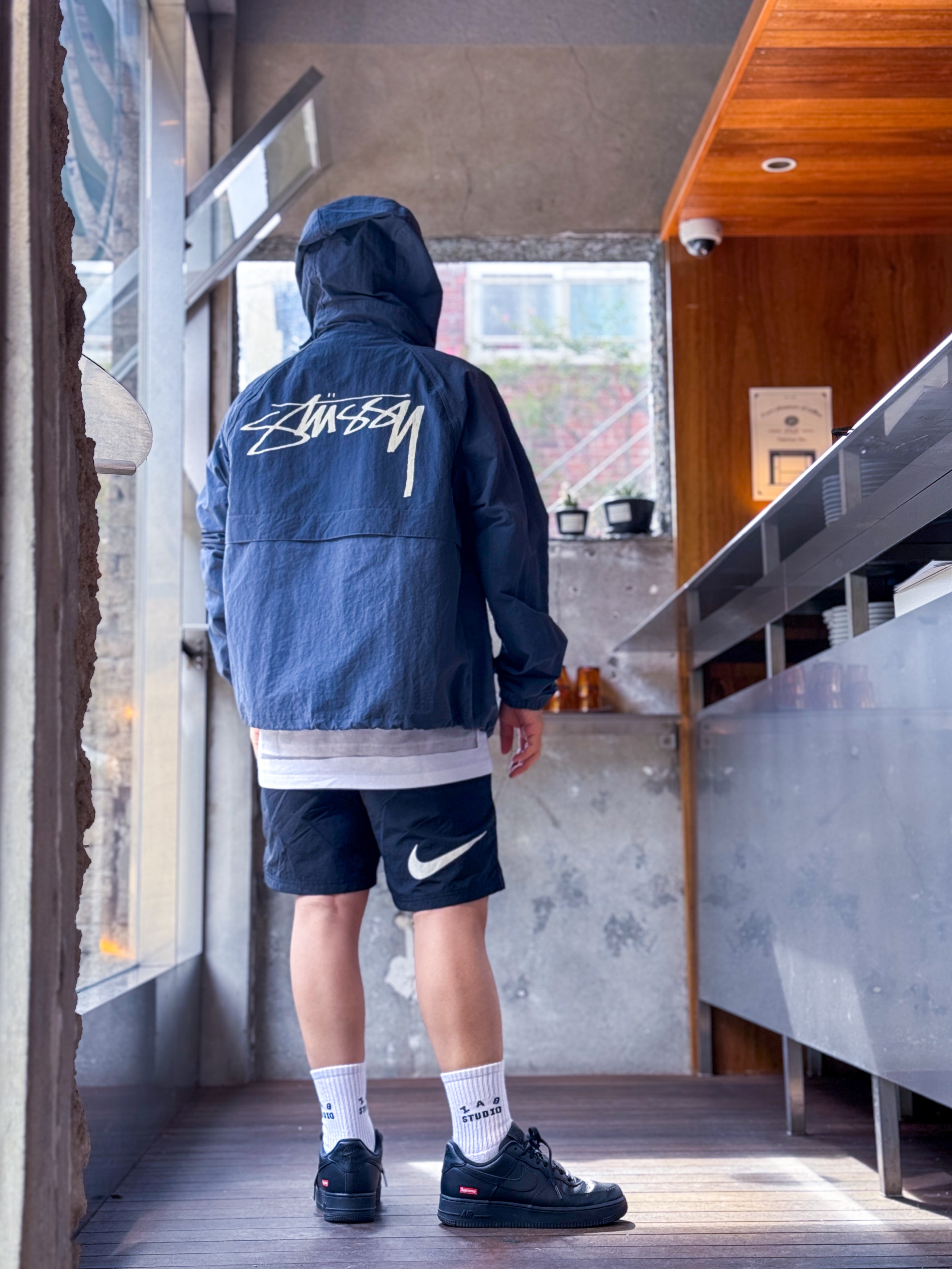 Nike x Supreme Air Force 1 Low Black, Stussy Wave Dye Beach Shell Jacket Navy 착용 스타일