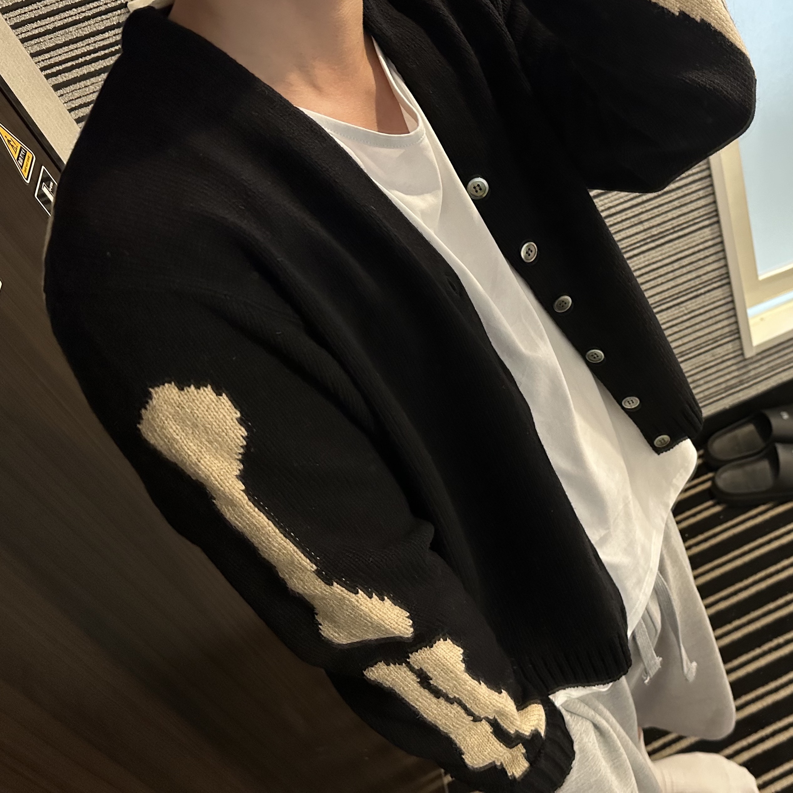 Kapital 5G Wool Bone Short Cardigan Black 착용 스타일