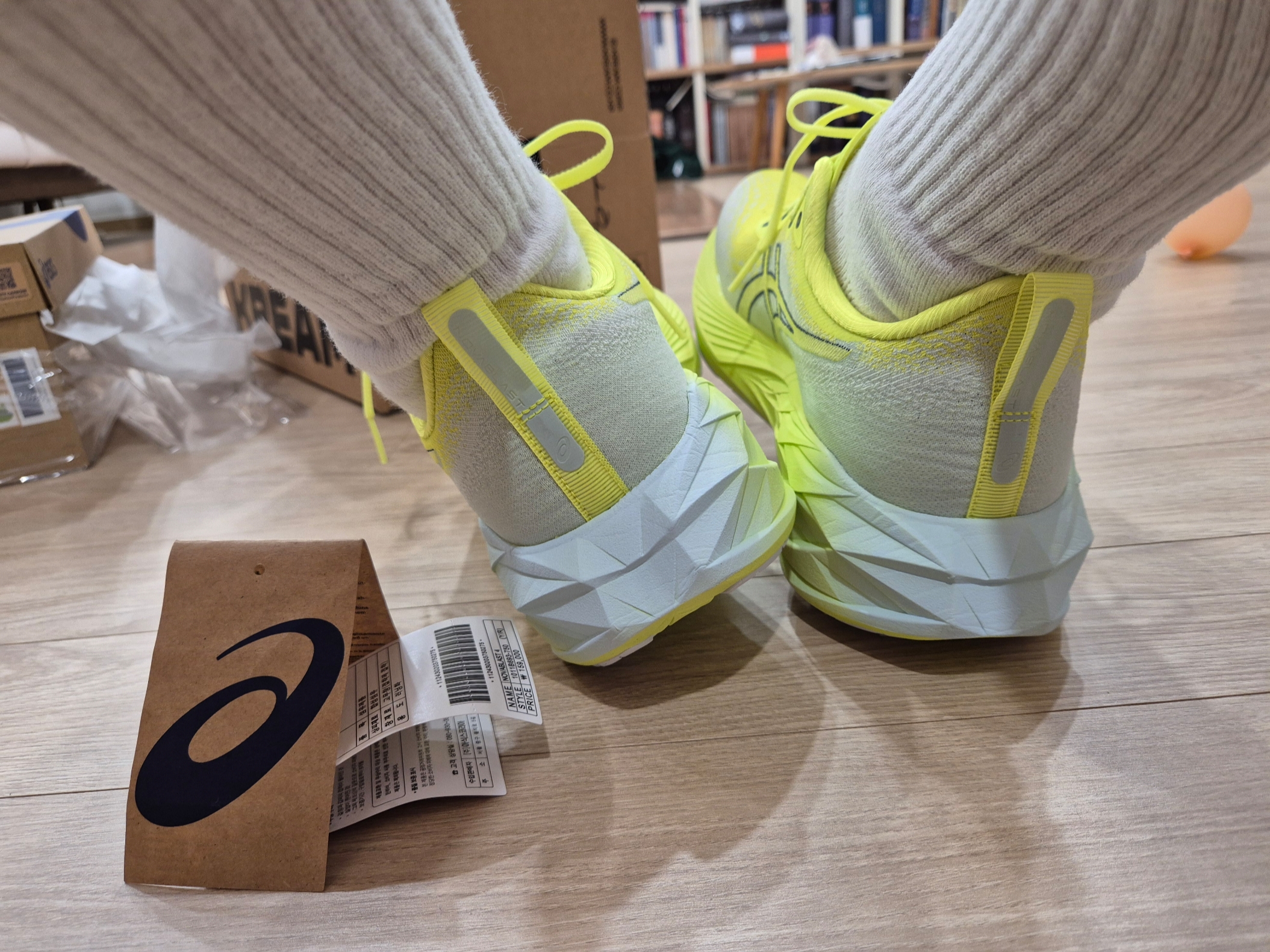Asics Novablast 4 Safety Yellow Cool Grey 착용 스타일 - 4