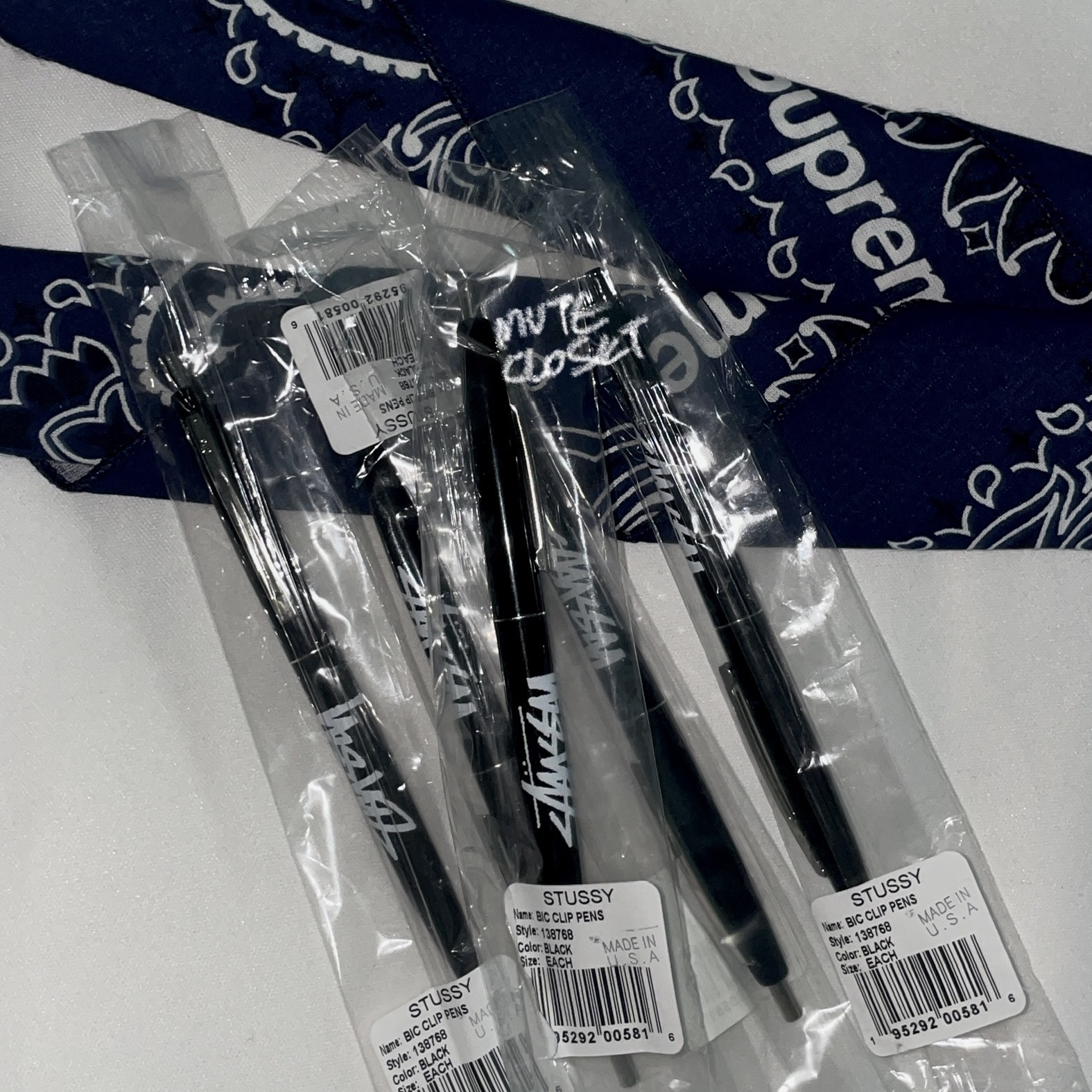 Stussy BIC Clip Pen Black, Supreme Hav-A-Hank Bandanas Multicolor (Set of 3) - 24SS 착용 스타일