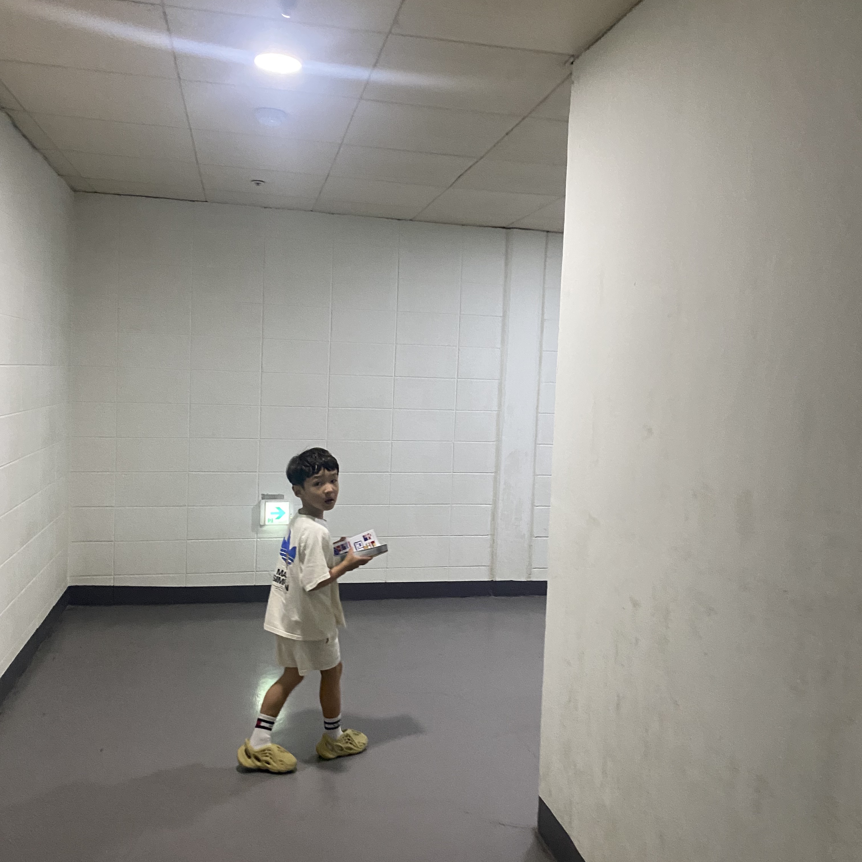 (Kids) Adidas Yeezy Foam RNNR Sulfur 착용 스타일