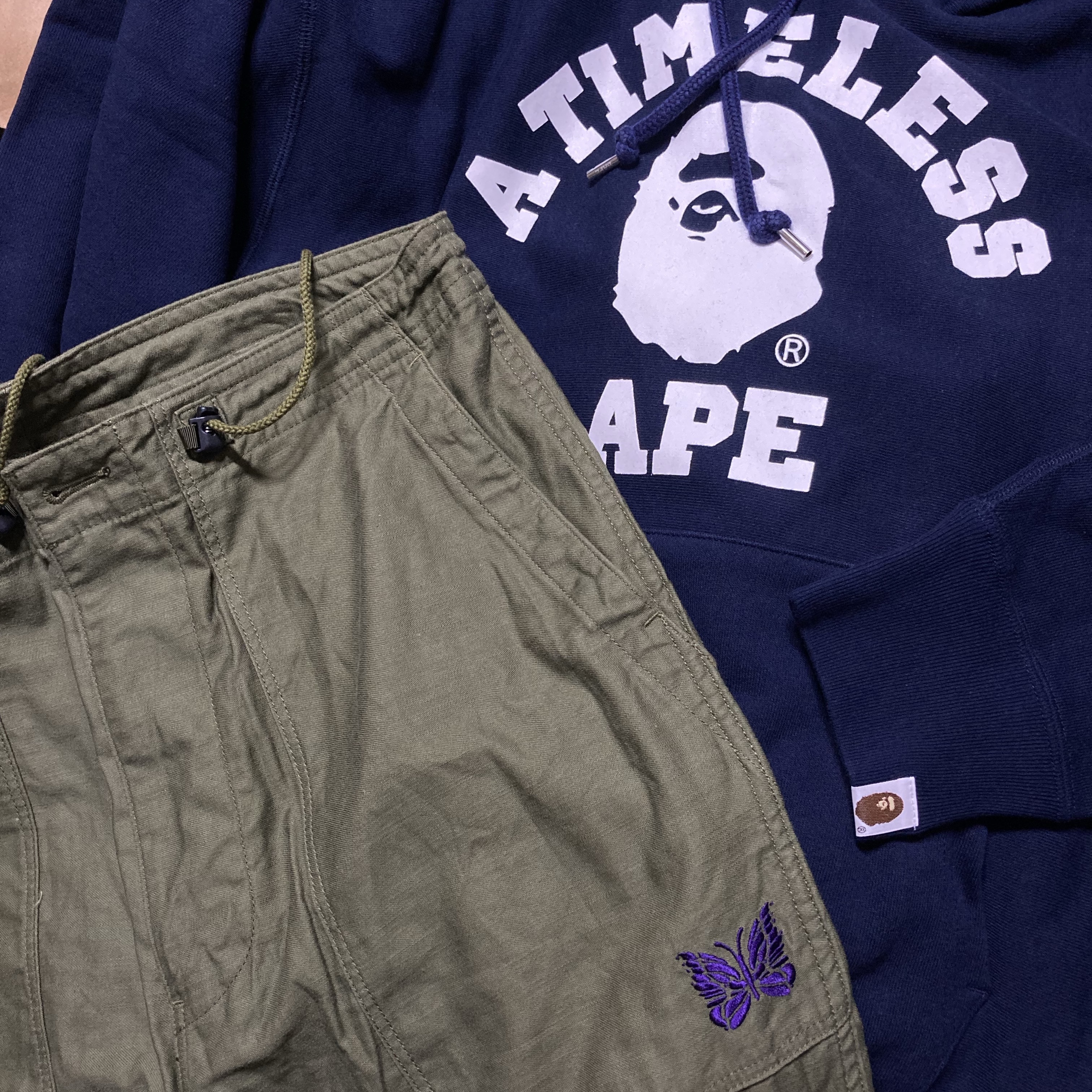 Needles String Fatigue Pants Back Sateen Olive, BAPE x JJJJound Relaxed Classic College Pullover Hoodie Navy 착용 스타일 - 1