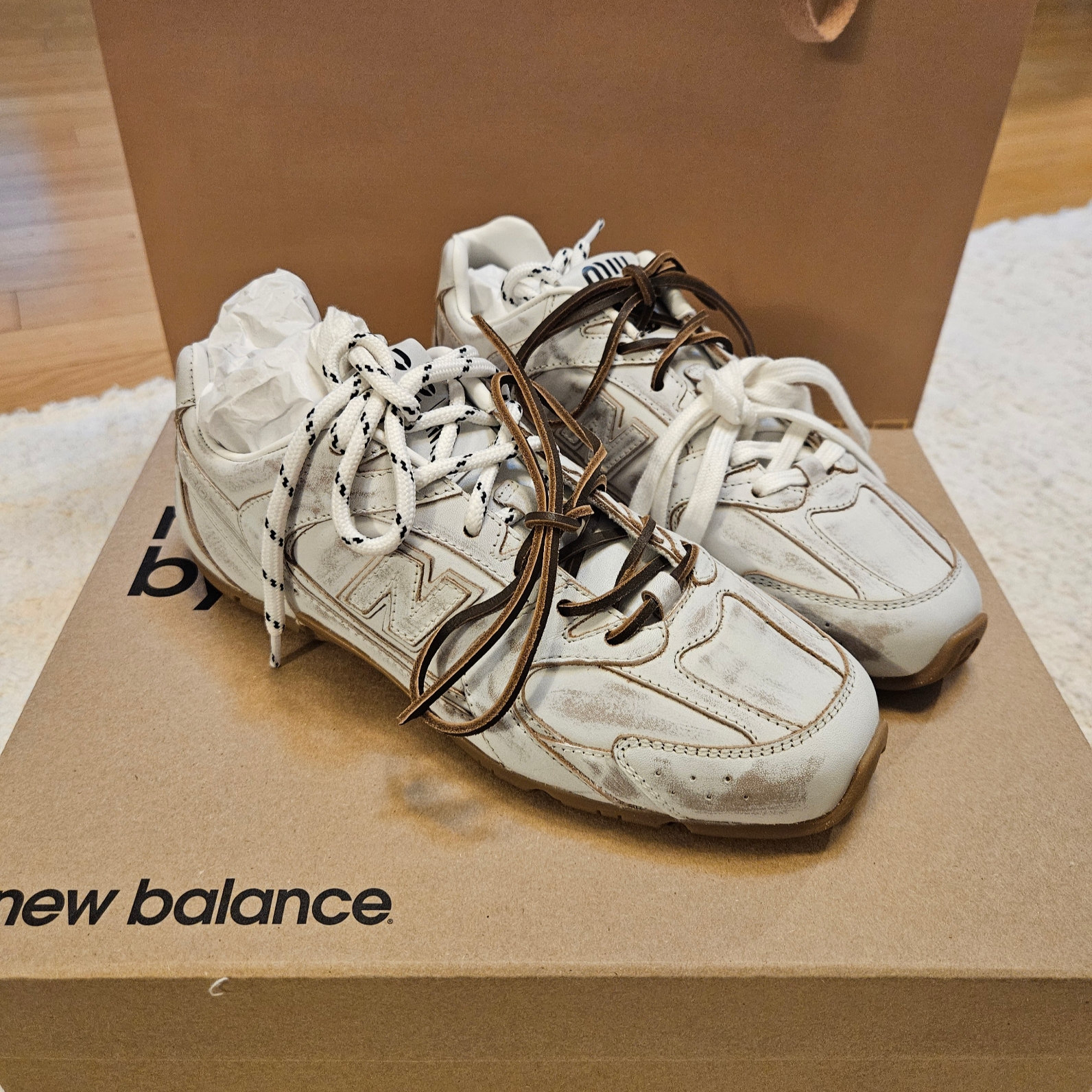 (W) New Balance x Miu Miu 530 SL Leather Sneakers White 착용 스타일 - 5