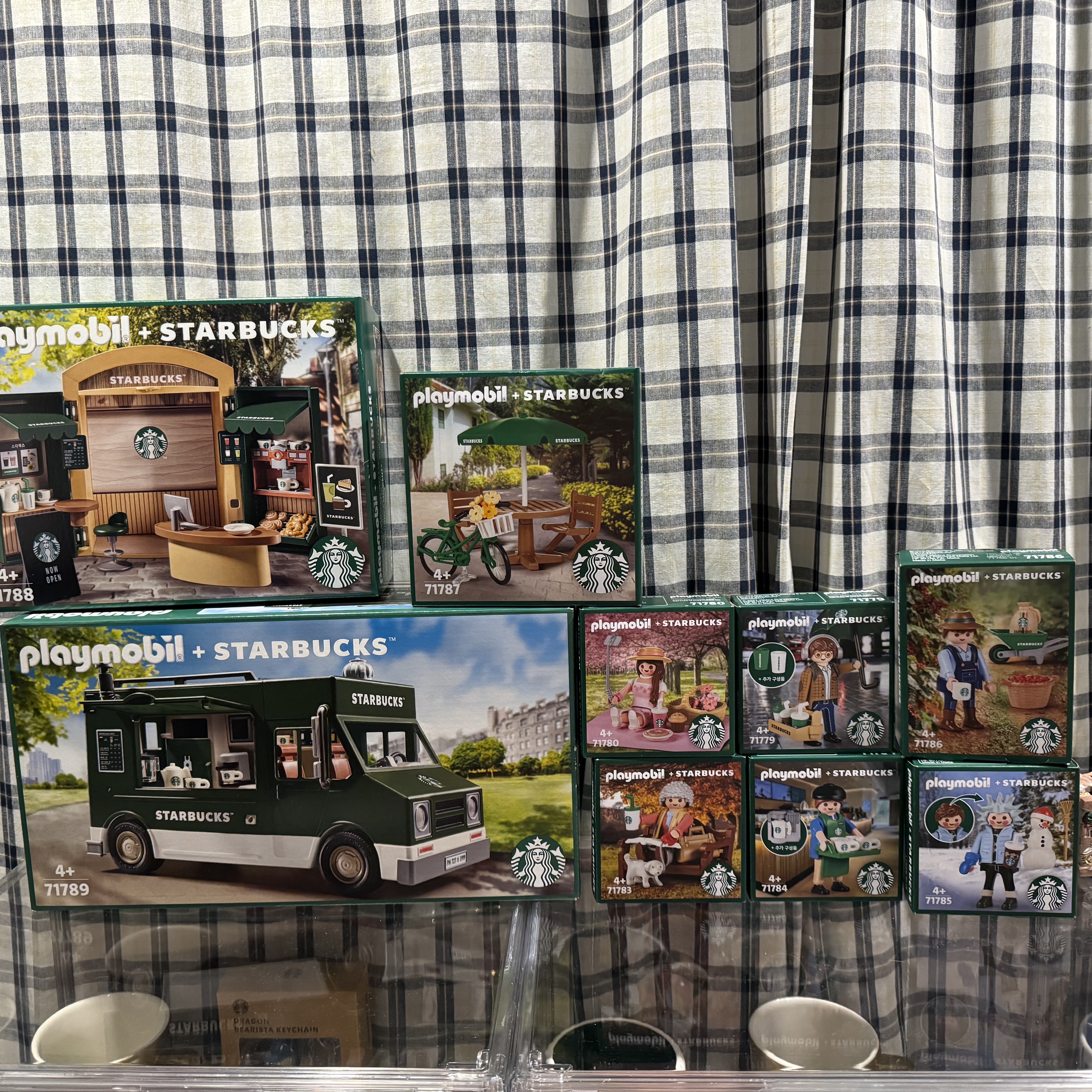 Starbucks x Playmobil Starbucks Store 착용 스타일