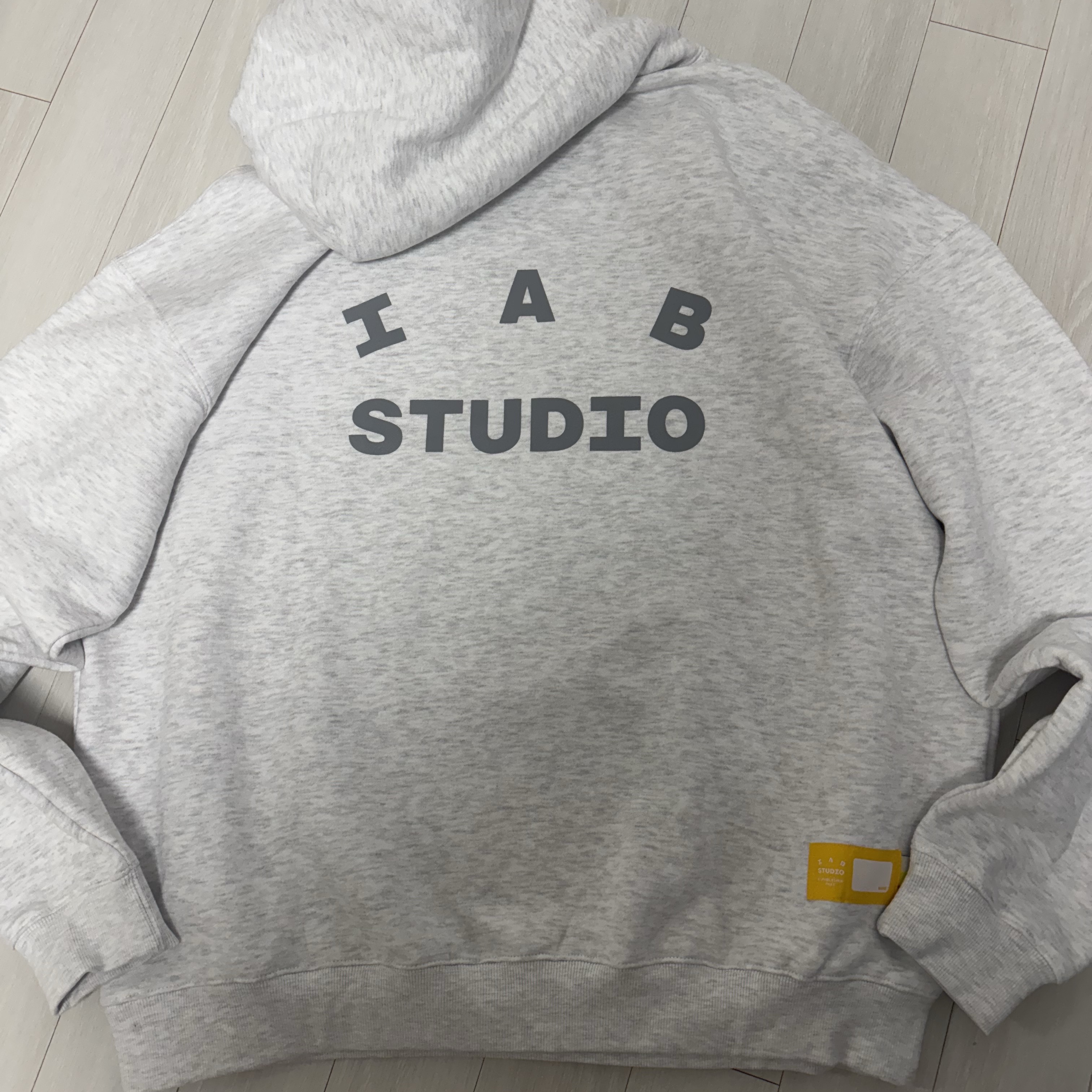 IAB Studio Hoodie Light Gray 착용 스타일