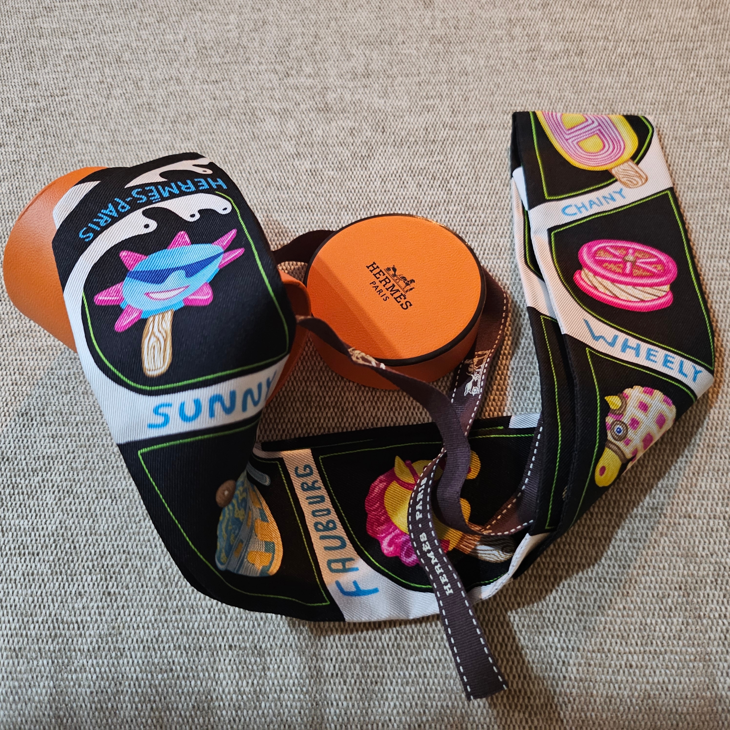 (W) Hermes Funny Ice Cream Twilly Noir Blanc Multicolore 착용 스타일 - 2