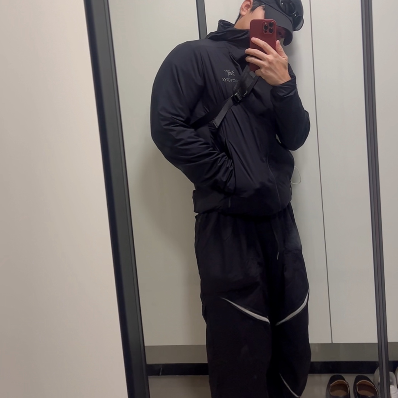 Oakley Eye Jacket Redux Matte Black Frame Prizm Grey Lenses High Bridge Fit, Arc'teryx Atom SL Hoody Black 착용 스타일 - 3