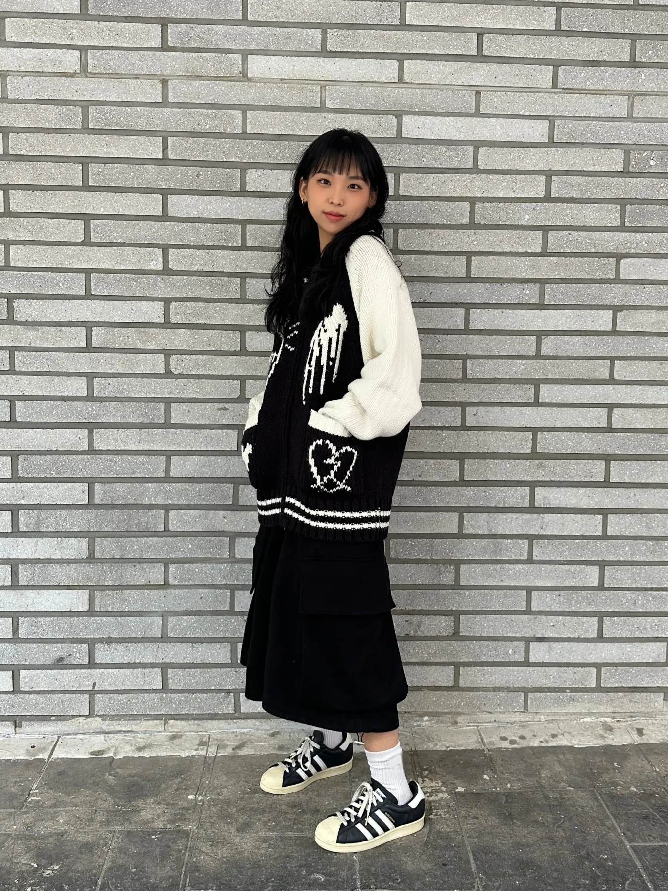 Adidas Superstar Premium Black White 착용 스타일 - 2