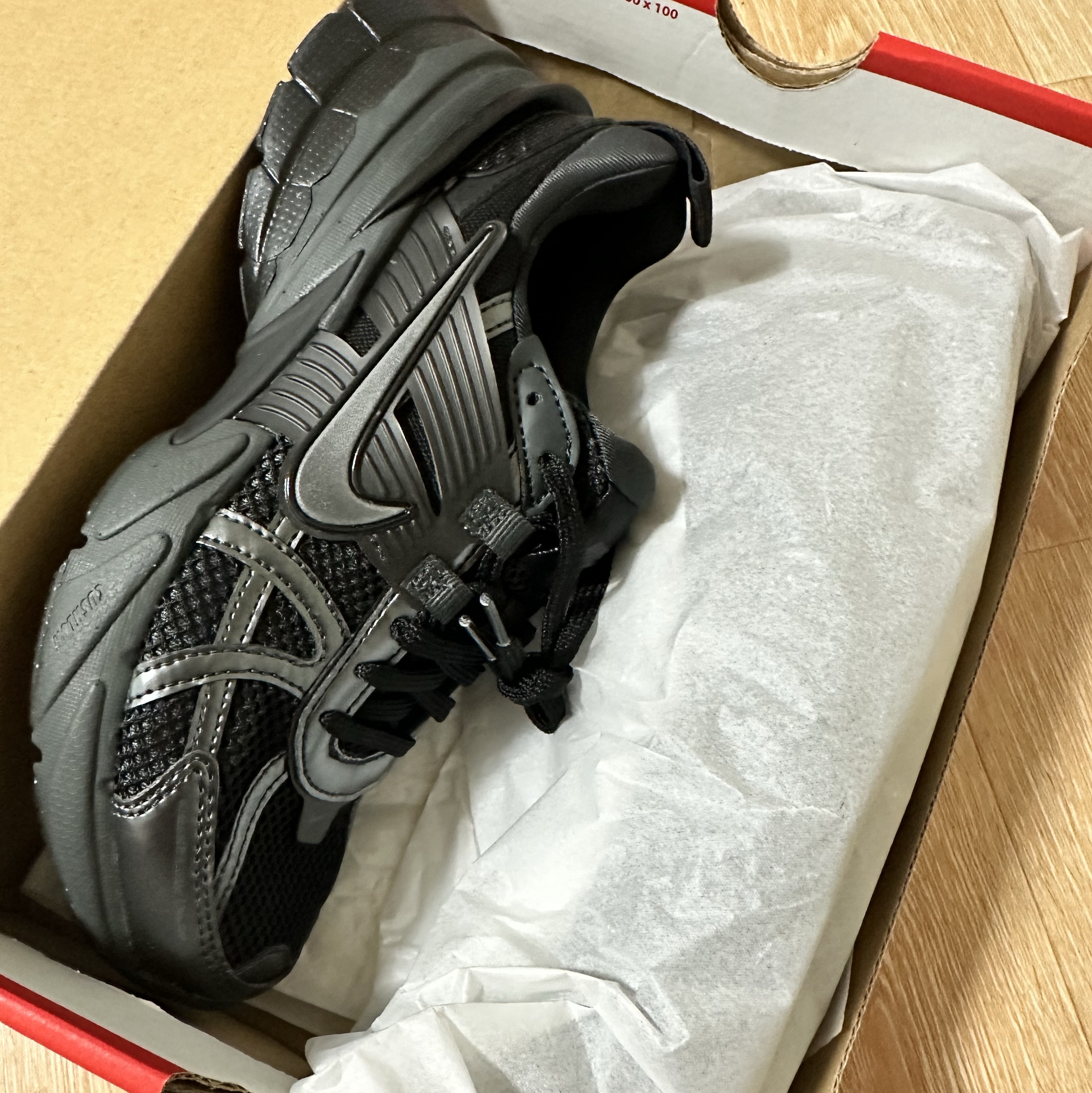 Nike V2K Run Black Anthracite 착용 스타일