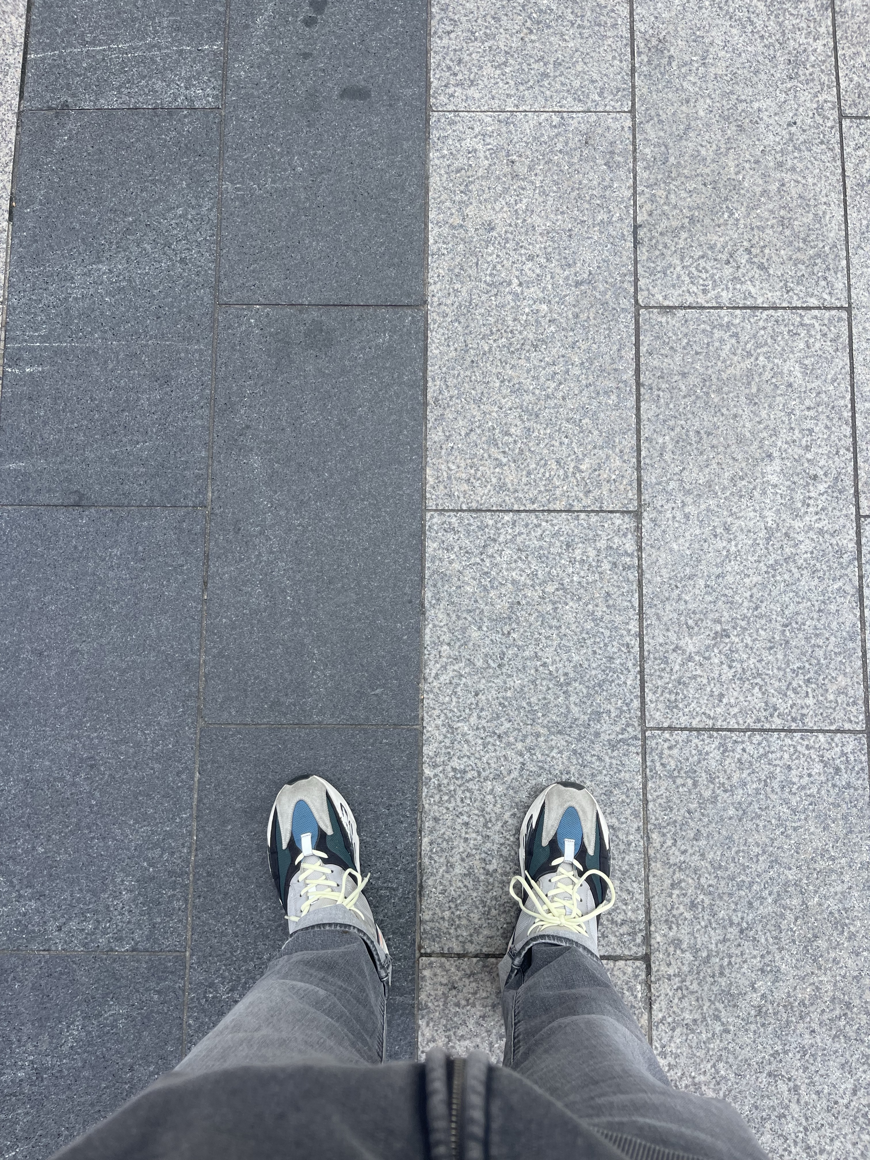 Adidas Yeezy Boost 700 Wave Runner Solid Grey 2021/2022 착용 스타일
