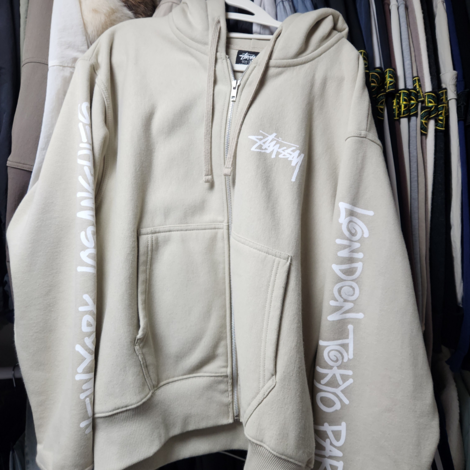Stussy Big Cities Zip Hoodie Khaki 착용 스타일