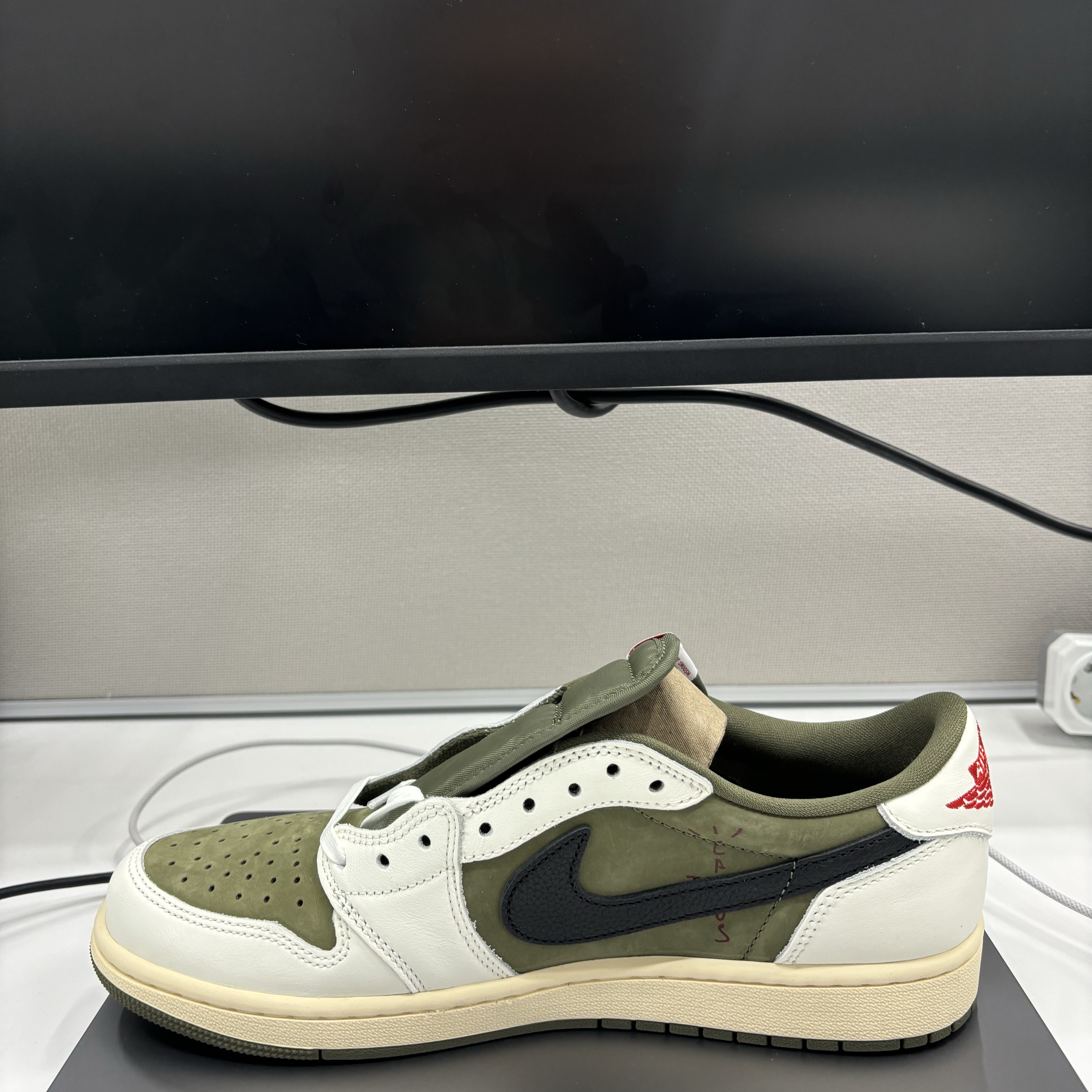 Jordan 1 x Travis Scott Retro Low OG SP Reverse Olive 착용 스타일 - 2