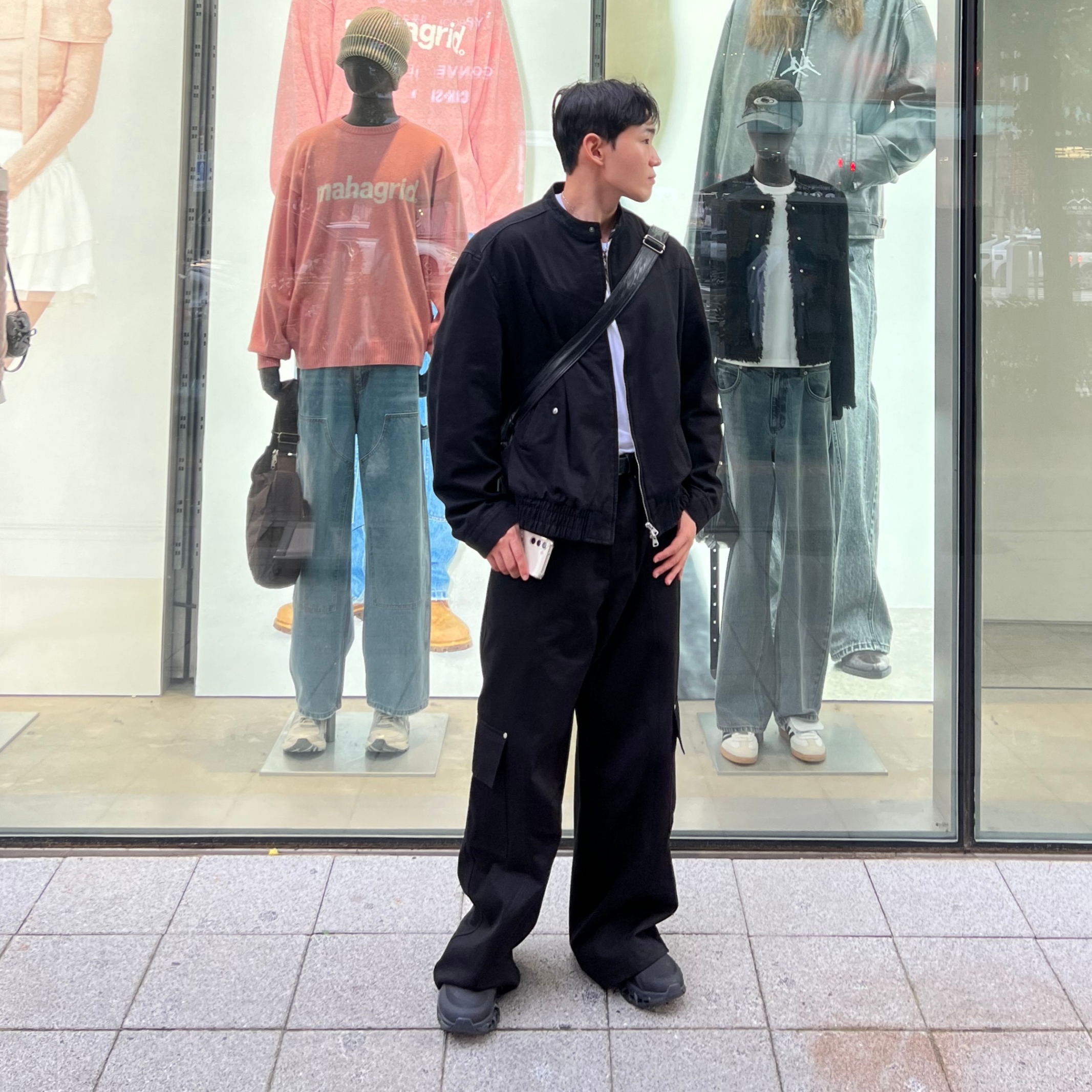 On Running x Post Archive Faction (Paf) Cloudmonster 2 Black Magnet, DIVEIN Jumbo Cargo Pants Black 착용 스타일 - 4
