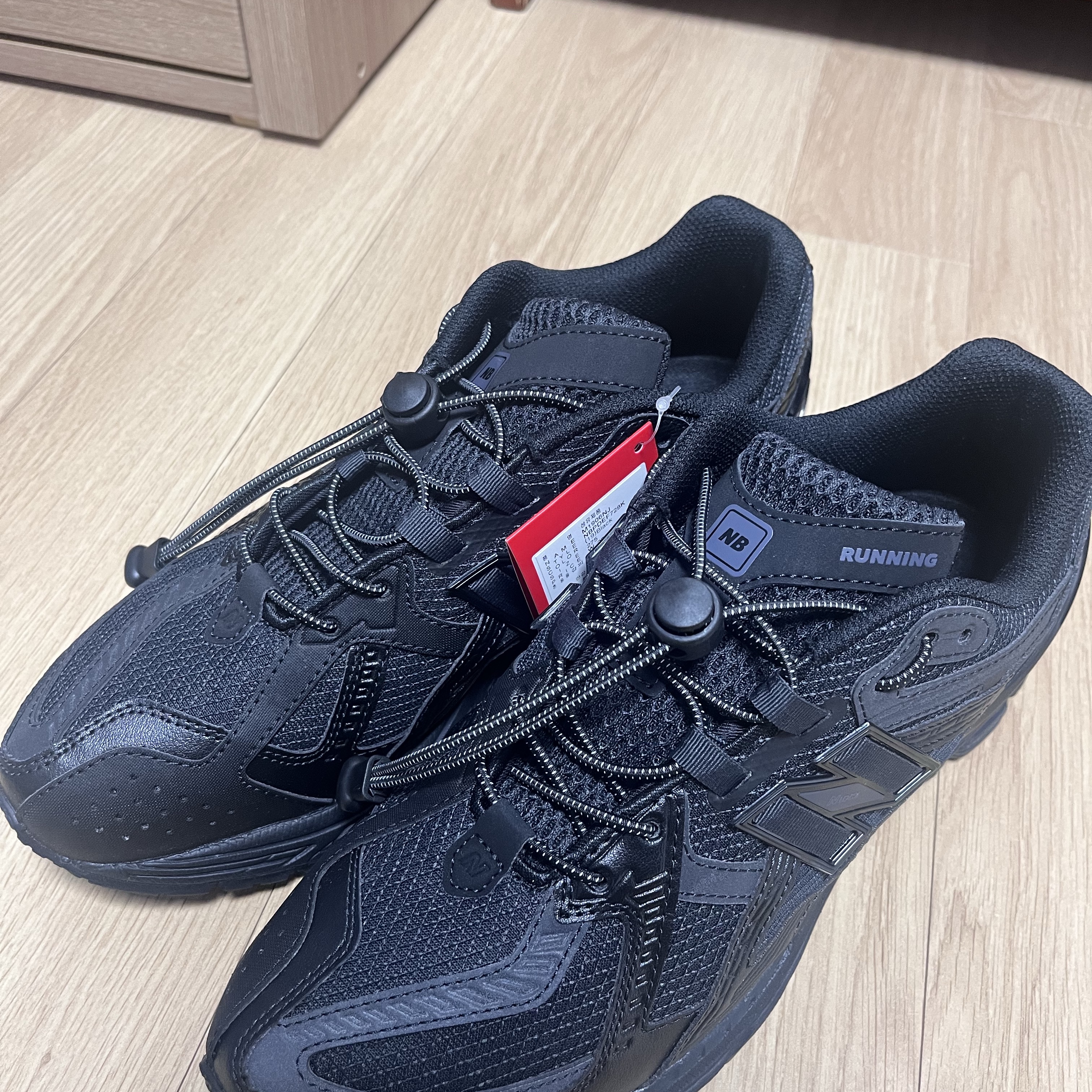 New Balance 1906U Triple Black 착용 스타일