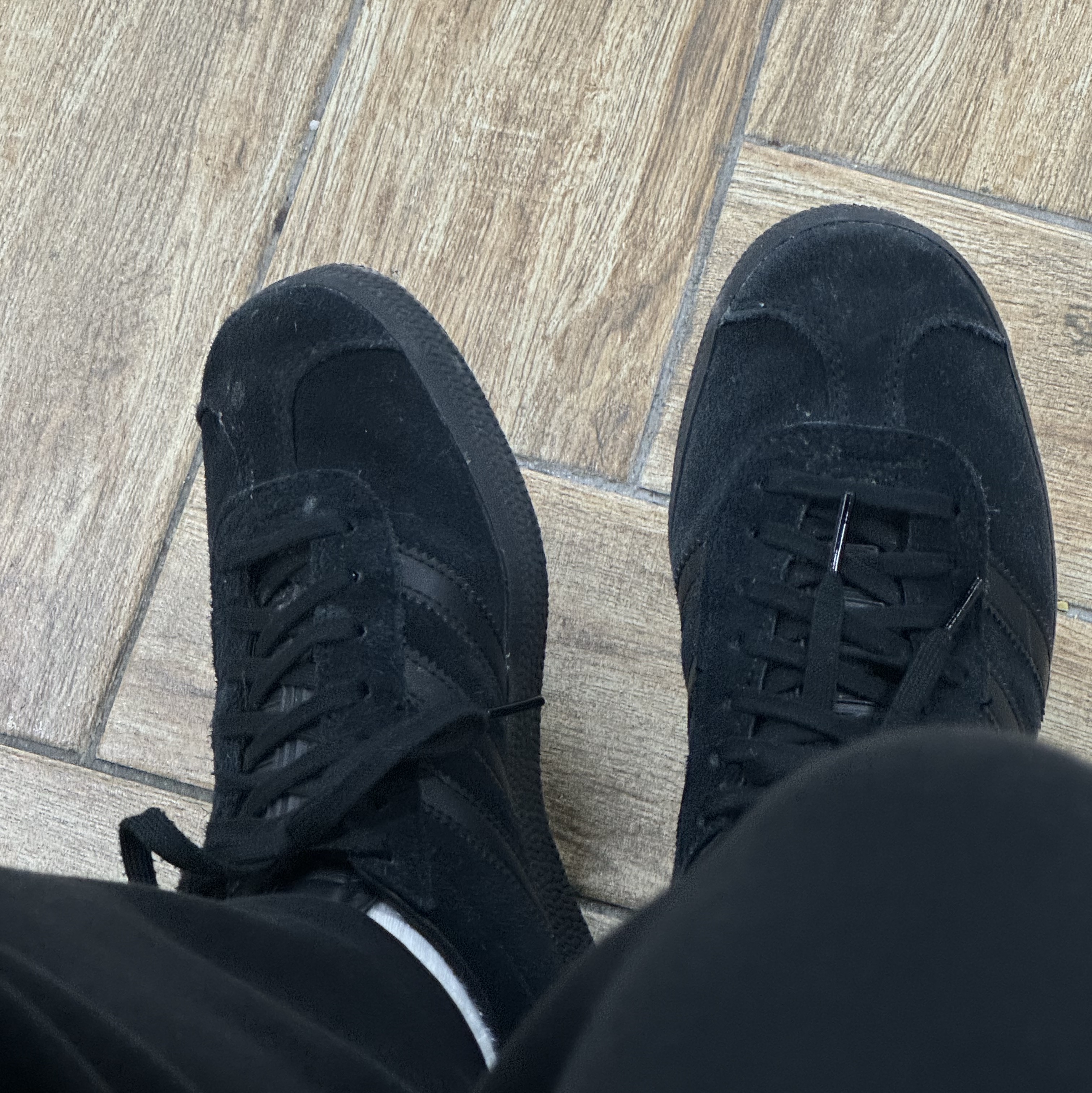 Adidas Gazelle Triple Black 착용 스타일 - 1
