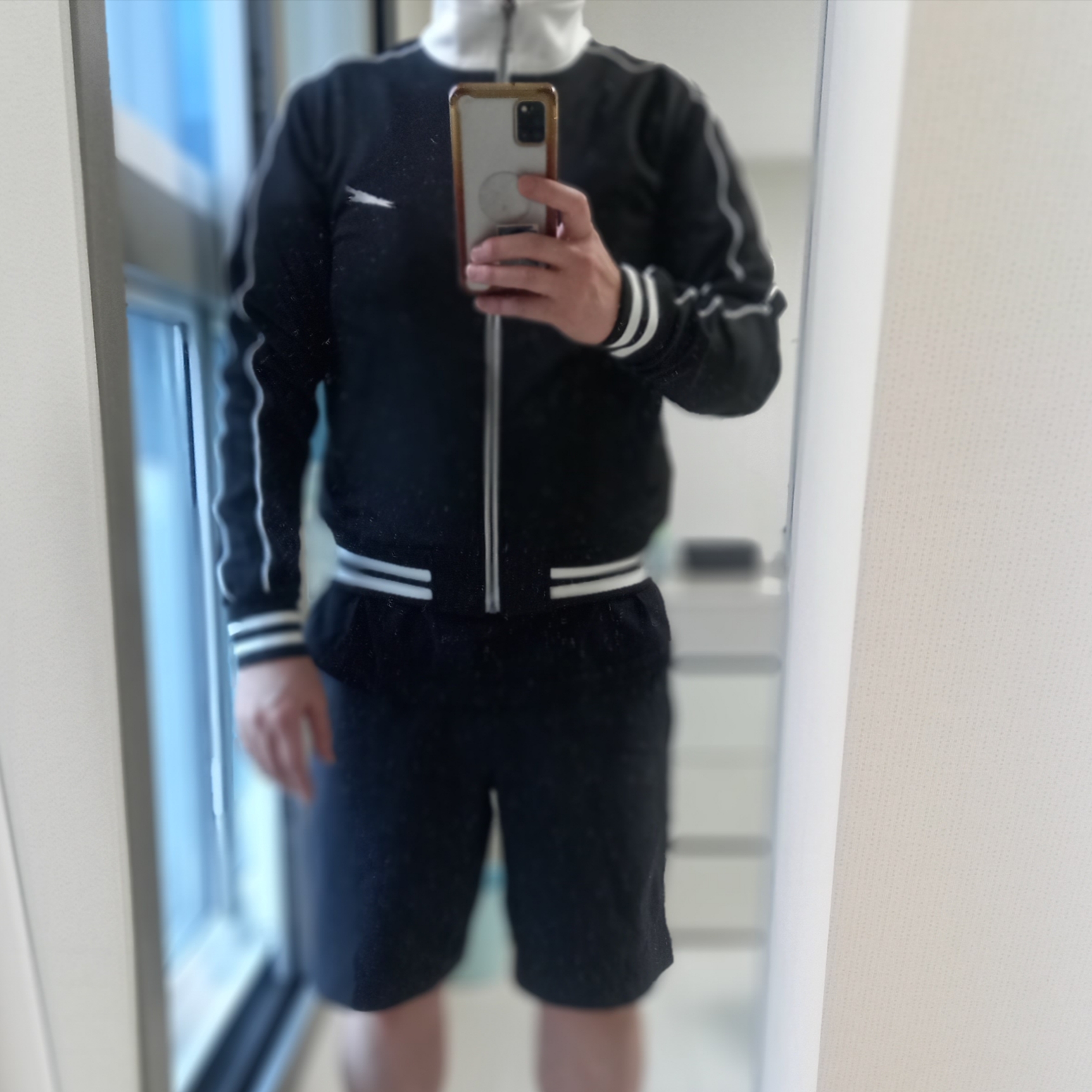 LE SSERAFIM Track Jacket Black, LE SSERAFIM Track Pants Black 착용 스타일 - 7