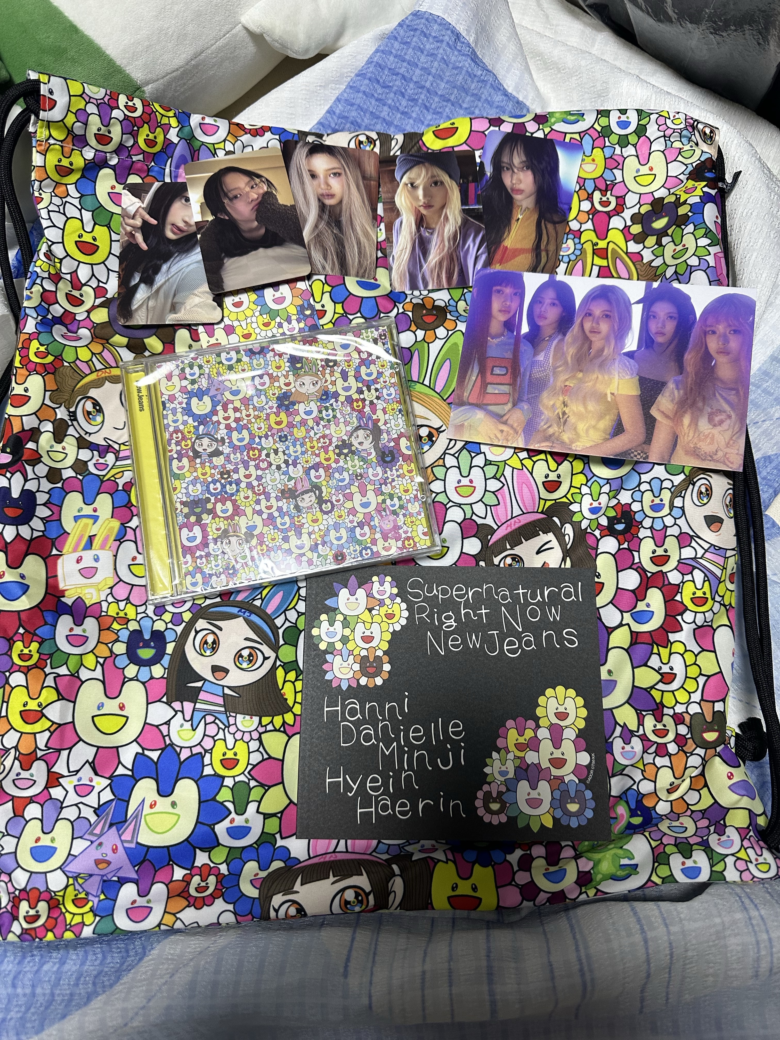 NewJeans Supernatural NJ x Murakami Drawstring Bag Ver. 착용 스타일