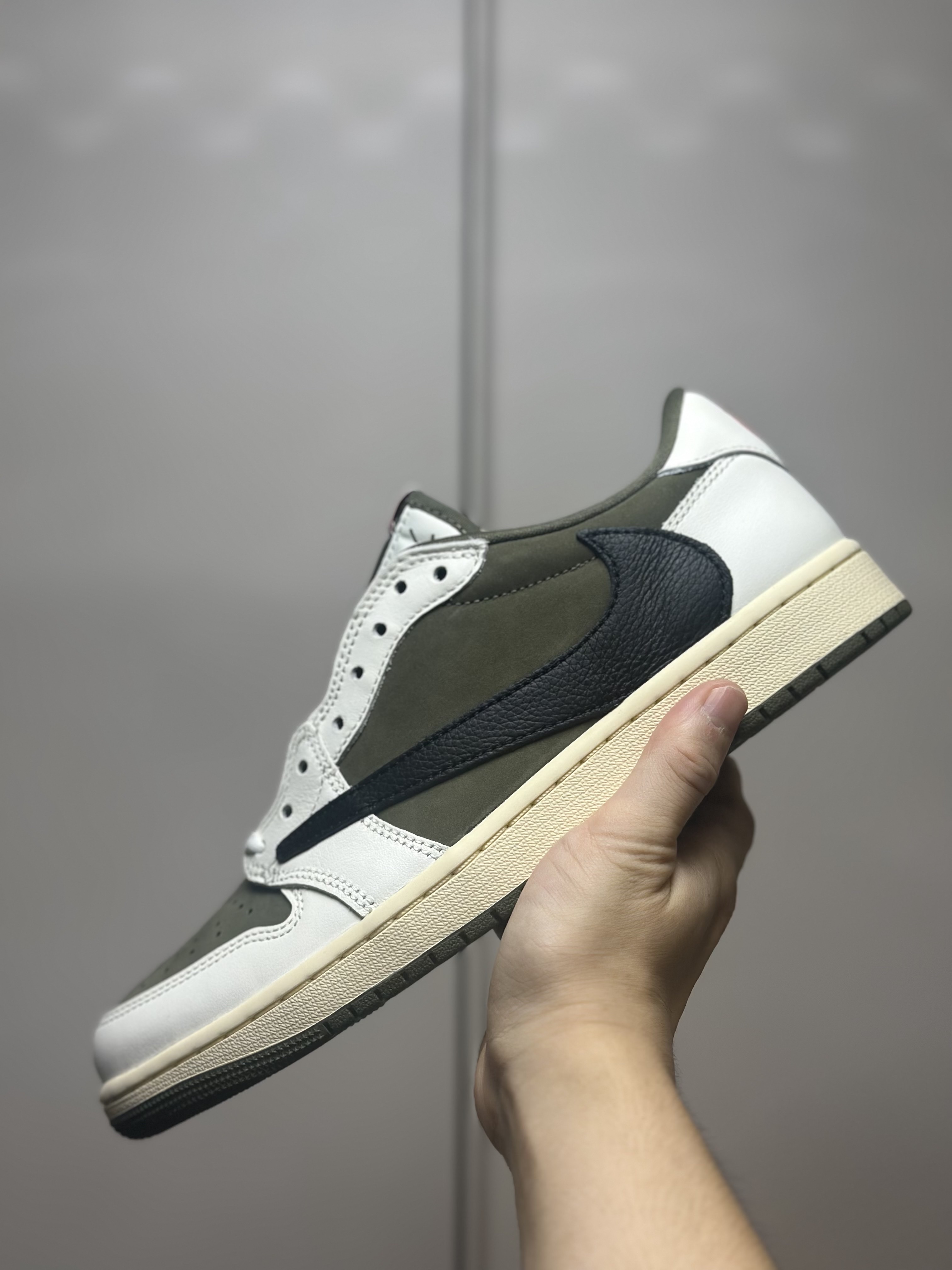 Jordan 1 x Travis Scott Retro Low OG SP Reverse Olive 착용 스타일