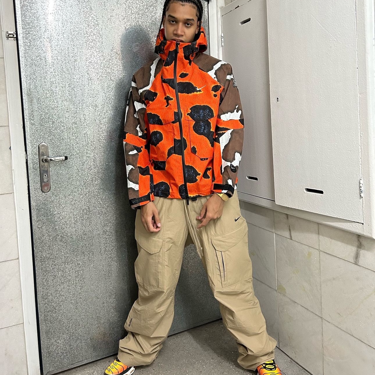 Nike x Drake Nocta Opal Deep Cover Gore-Tex Jacket Safety Orange (FZ3253-819), Nike x Drake Nocta Opal SSC Deep Cover Hat Safety Orange 착용 스타일 - 4