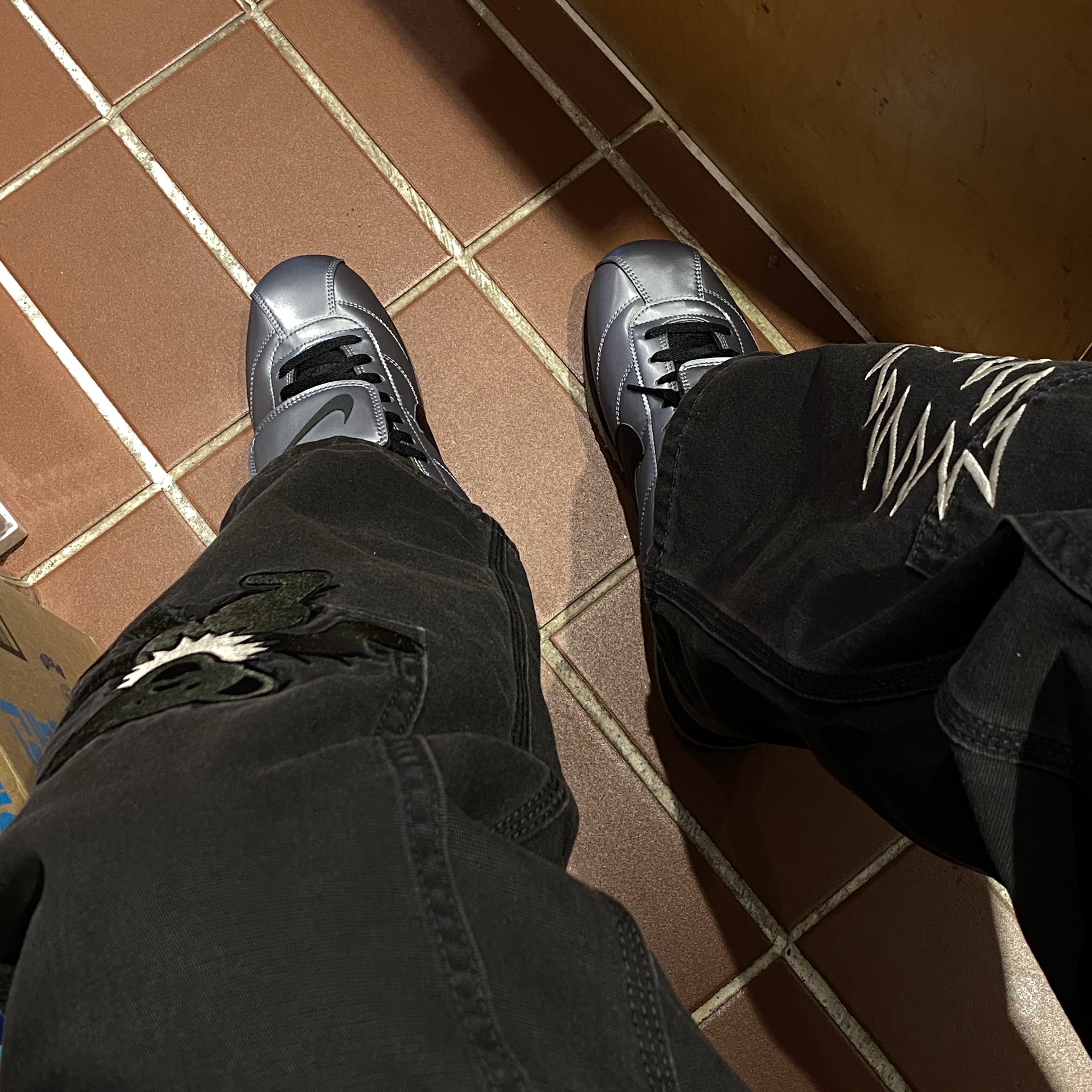 Nike Cortez Leather SE Metallic Cool Grey Black, Thisisneverthat x Grateful Dead Lightening Double Knee Pant Off Black 착용 스타일