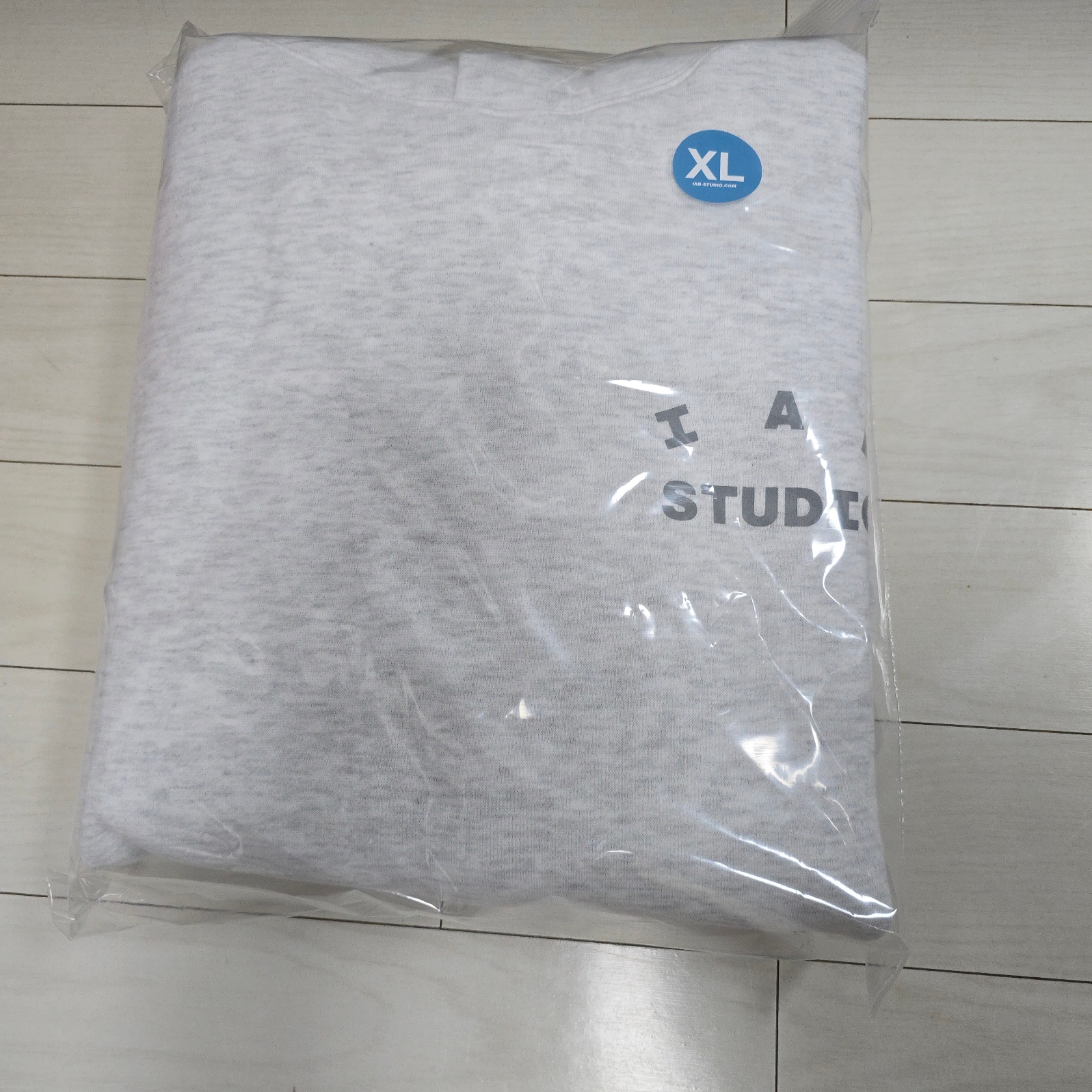 IAB Studio Hoodie Light Gray 착용 스타일