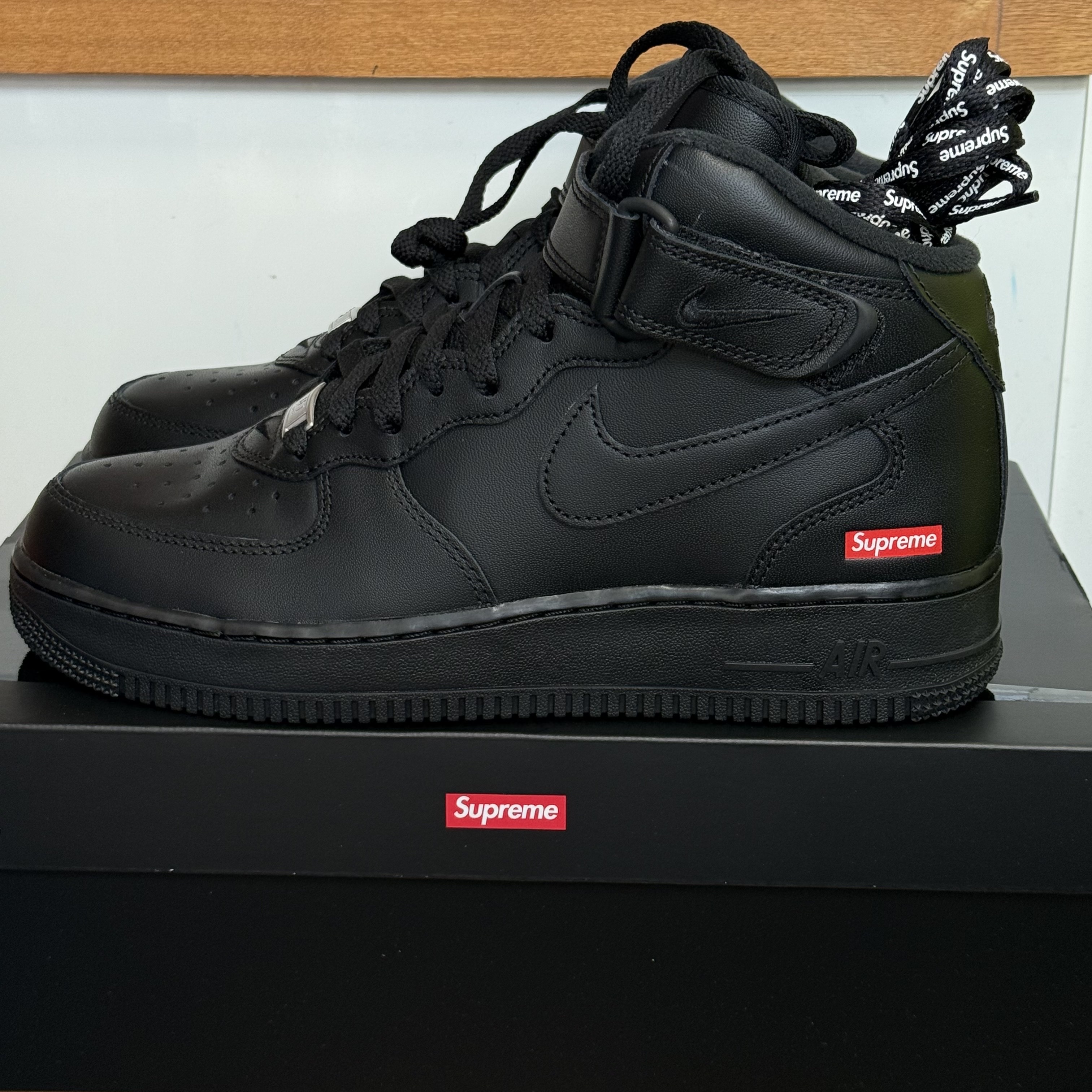 Nike x Supreme Air Force 1 Mid Black 착용 스타일
