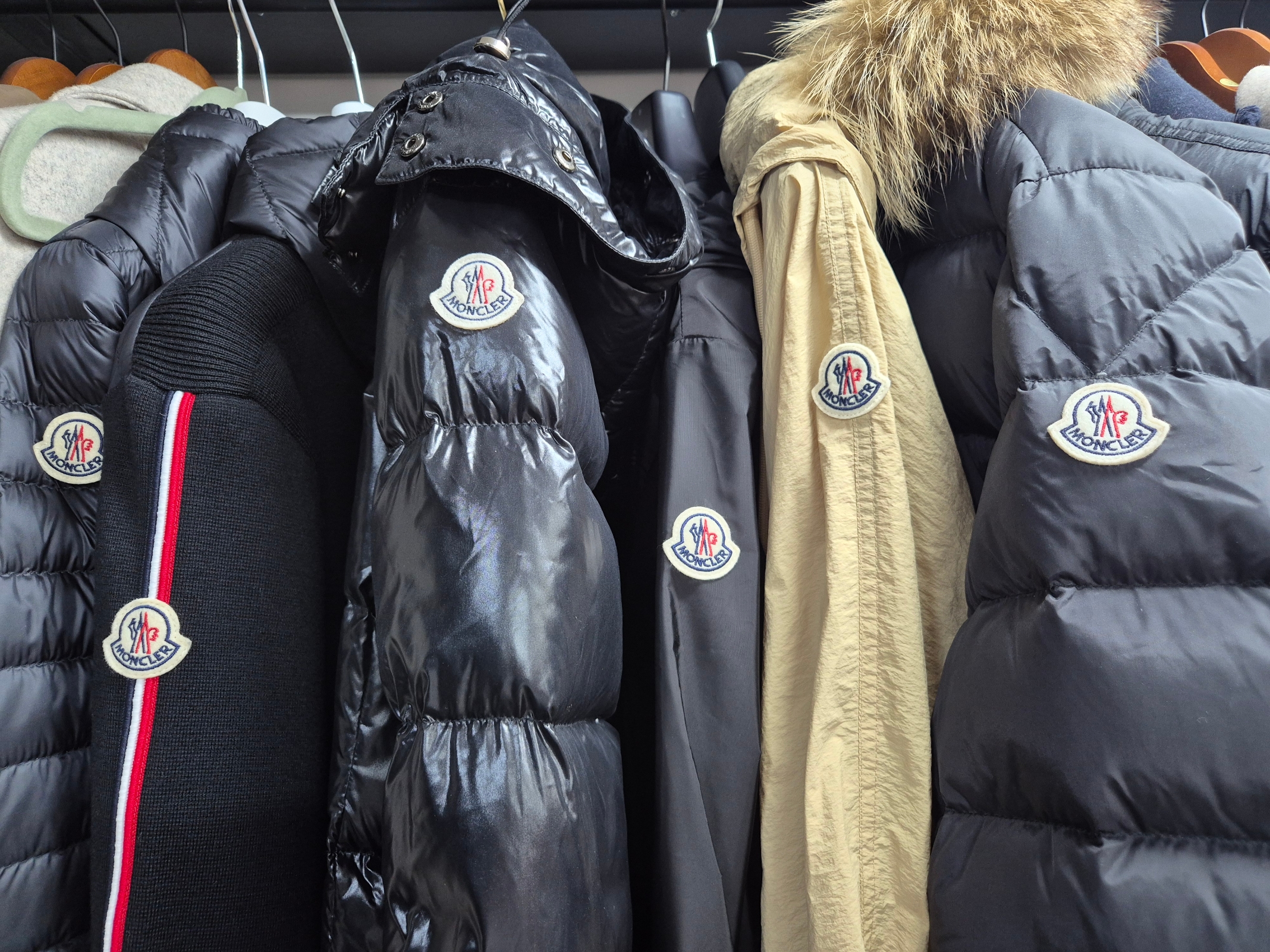 (W) Moncler Sologne Parka Jacket Beige - 23SS, Moncler Cluny Long Down Jacket Black - 23FW 착용 스타일