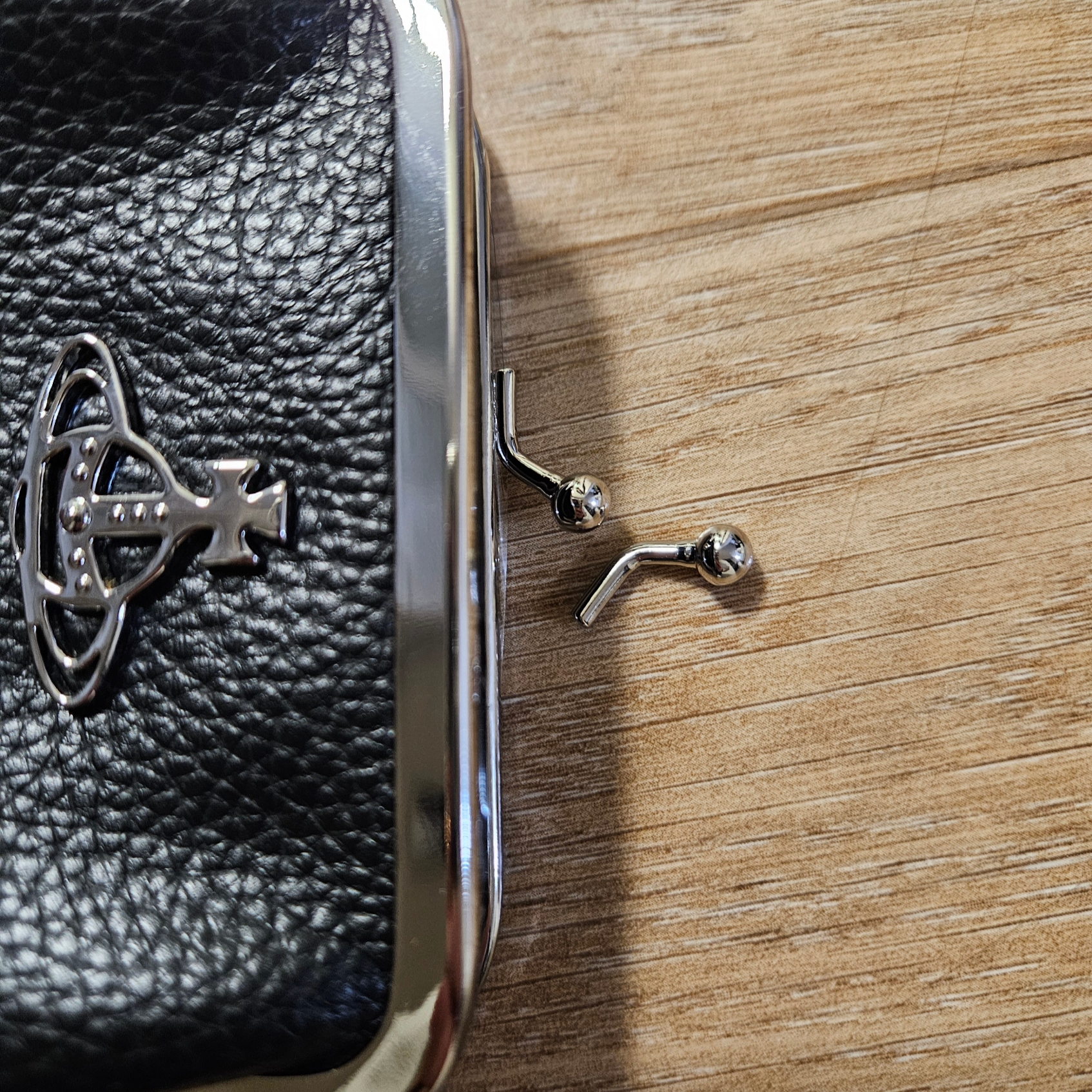 Vivienne Westwood Logo Coin Purse Black 착용 스타일 - 2
