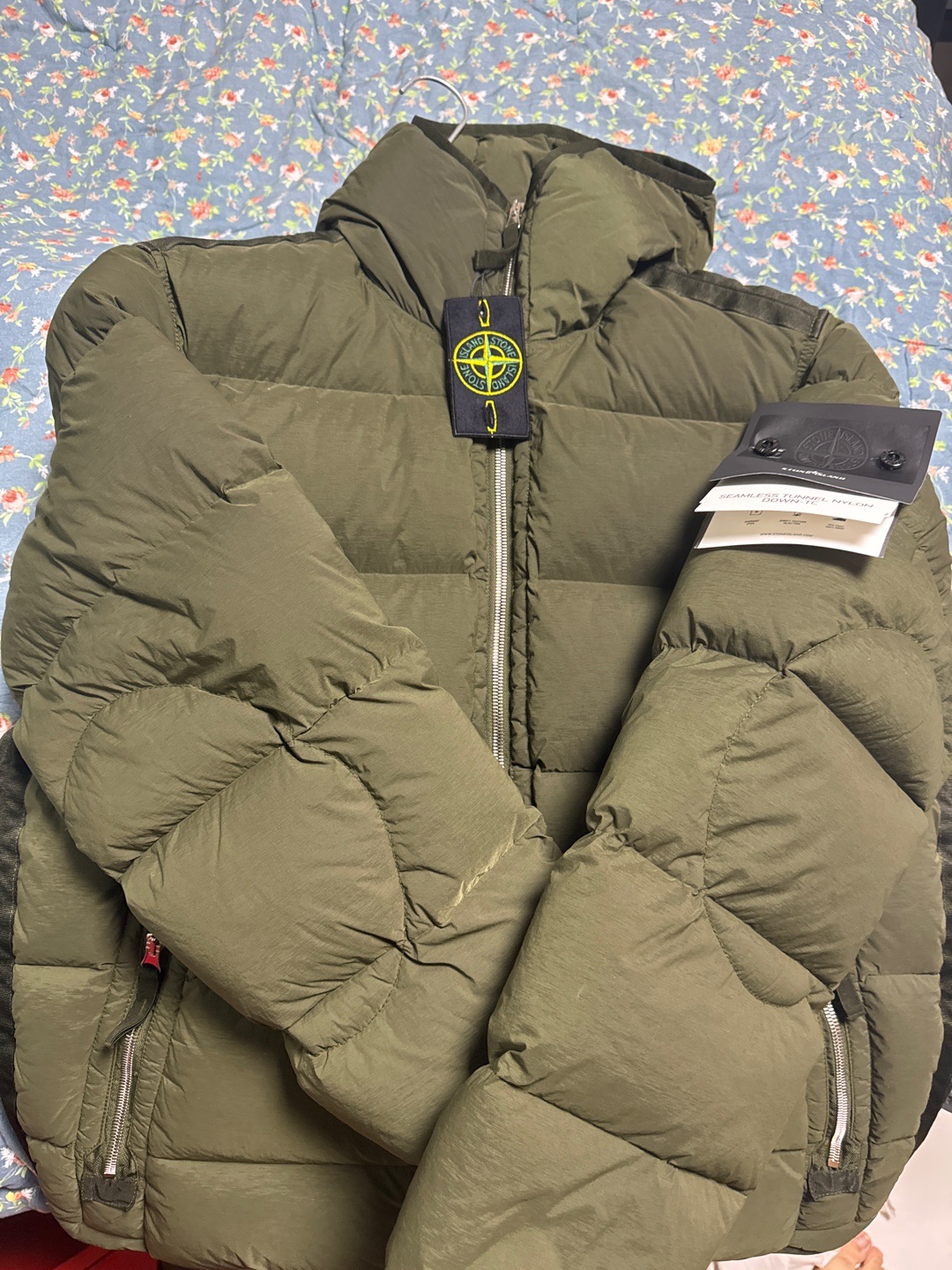 Stone Island 43728 Seamless Tunnel Nylon Down-TC Jacket Olive Green - 23FW 착용 스타일
